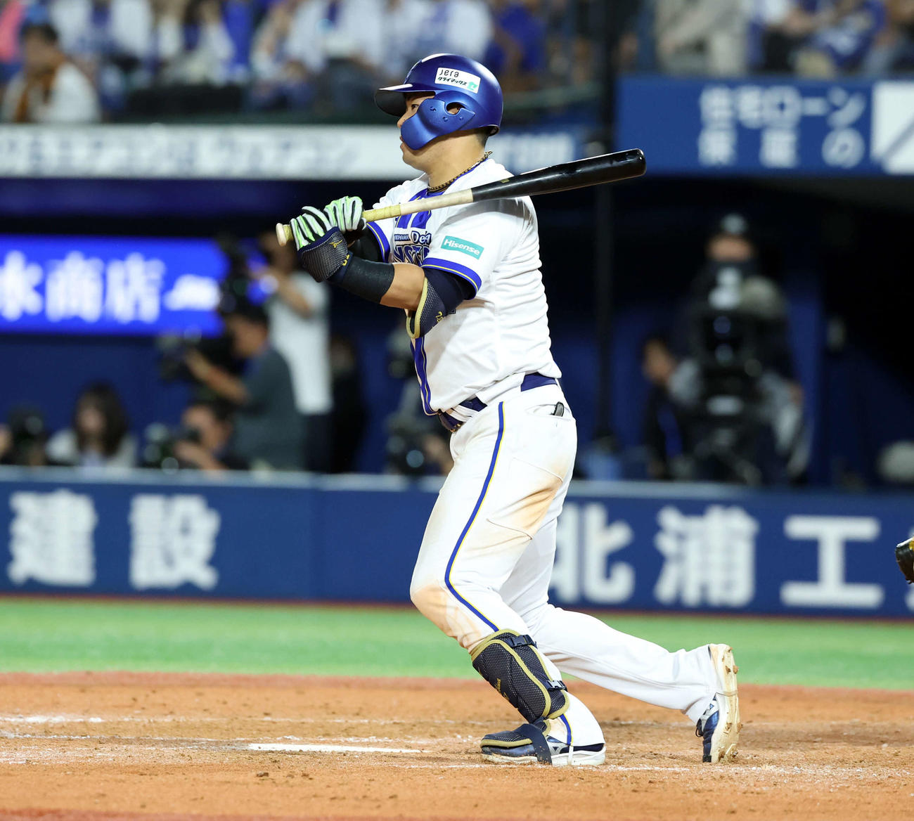 DeNA対巨人　11回裏DeNA2死一、三塁、蝦名はサヨナラ適時打を放つ（撮影・浅見桂子）
