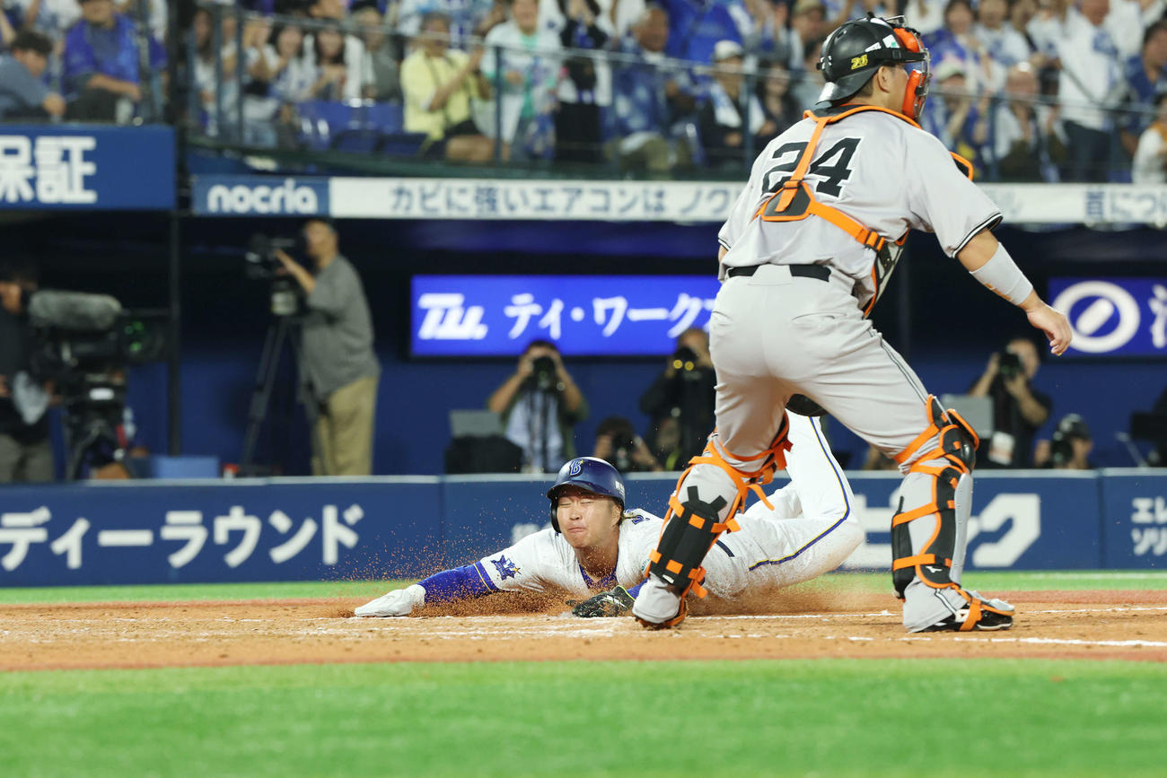 DeNA対巨人　11回裏DeNA2死二塁、林の左前適時打で生還する石上（撮影・宮地輝）