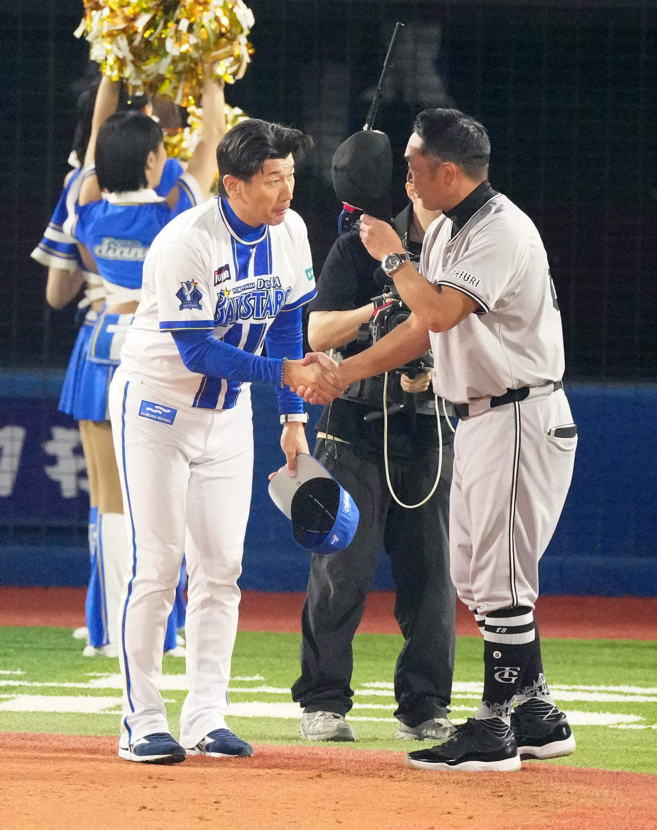 DeNA対巨人　試合後、握手を交わすDeNA三浦監督（左）と巨人阿部監督（撮影・江口和貴）