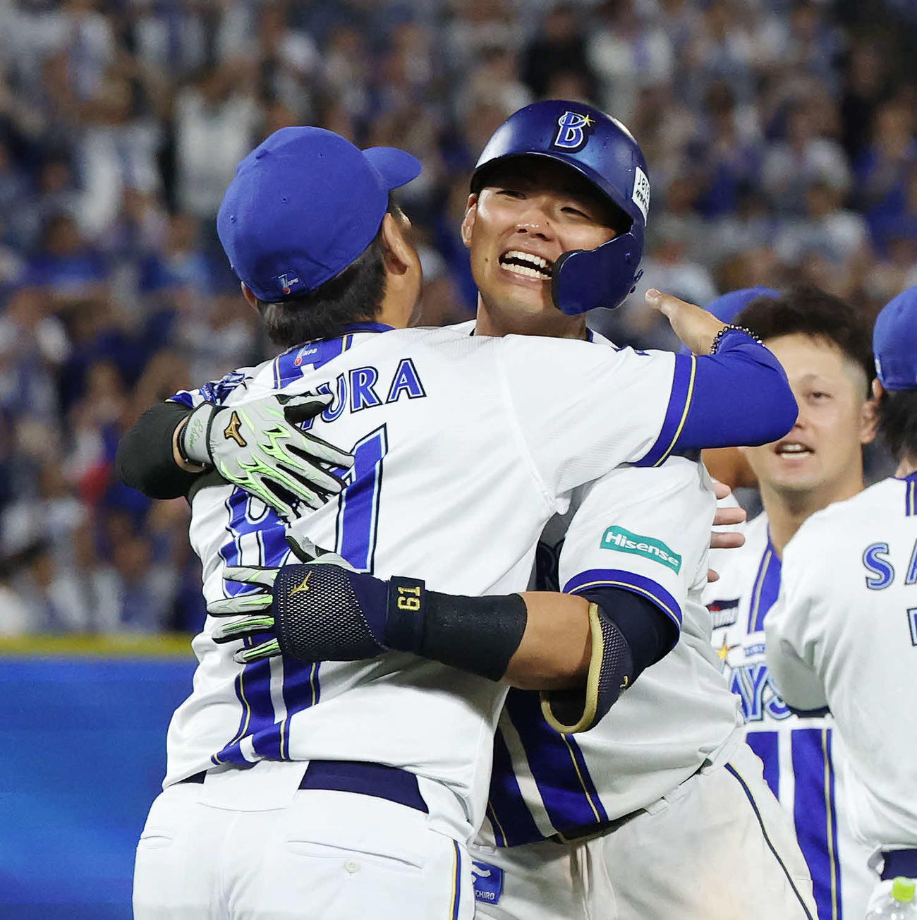 DeNA対巨人　11回裏DeNA2死一、三塁、サヨナラ適時打を放ち三浦監督（左）とハグする蝦名（撮影・宮地輝）