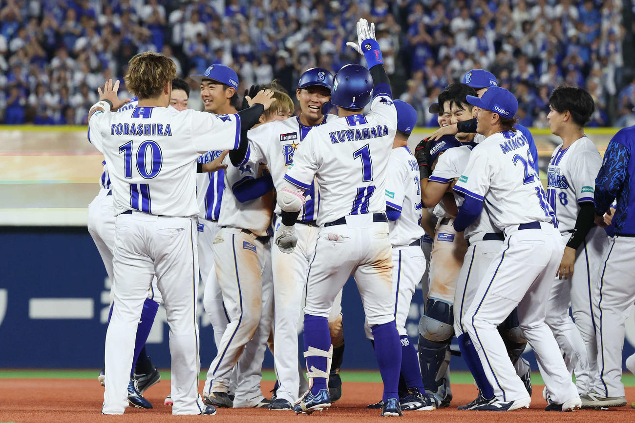 DeNA対巨人　11回裏DeNA2死一、三塁、サヨナラ適時打を放ちチームメートと喜びを爆発させる蝦名（中央）（撮影・宮地輝）