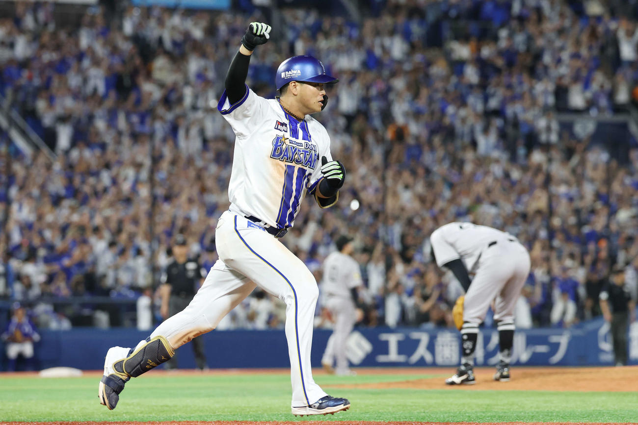 DeNA対巨人　11回裏DeNA2死一、三塁、サヨナラ適時打を放つ蝦名（撮影・宮地輝）