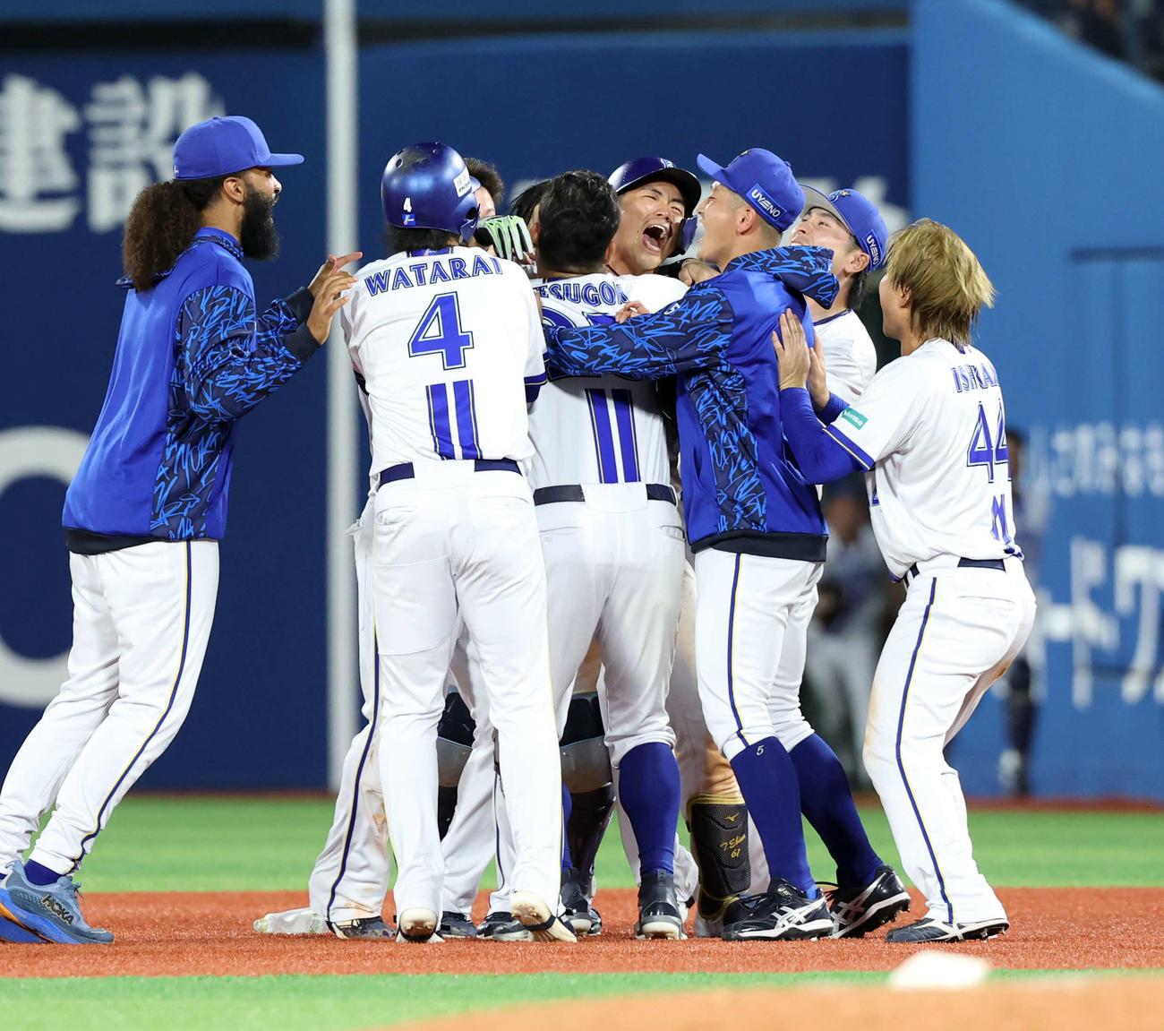 DeNA対巨人　11回裏DeNA2死一、三塁、蝦名（奥）はサヨナラ適時打を放ちナインの祝福の中、雄叫びを上げて喜ぶ（撮影・浅見桂子）