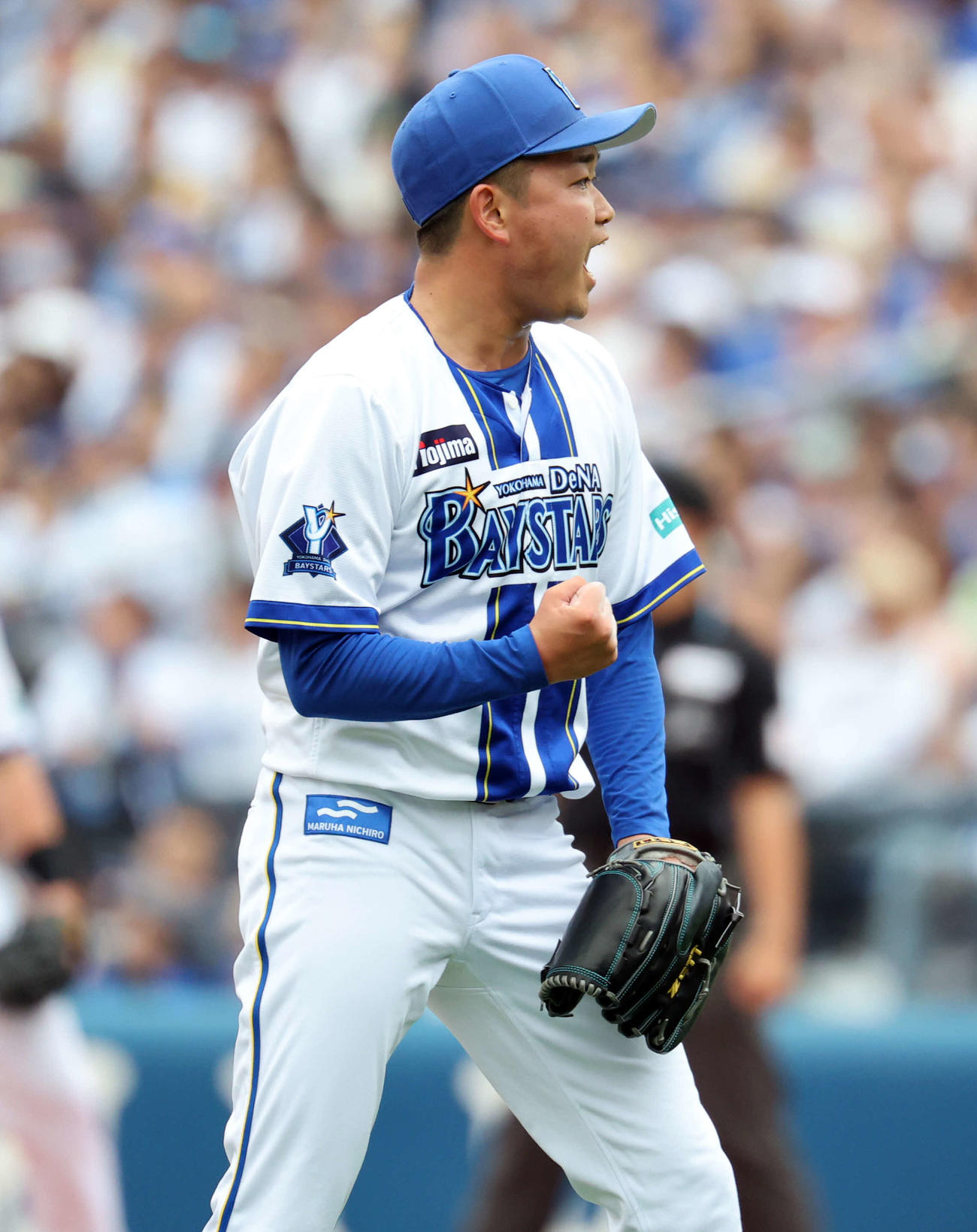 DeNA対巨人　5回表巨人2死一塁、中山を左飛に仕留めガッツポーズする石田裕（撮影・浅見桂子）