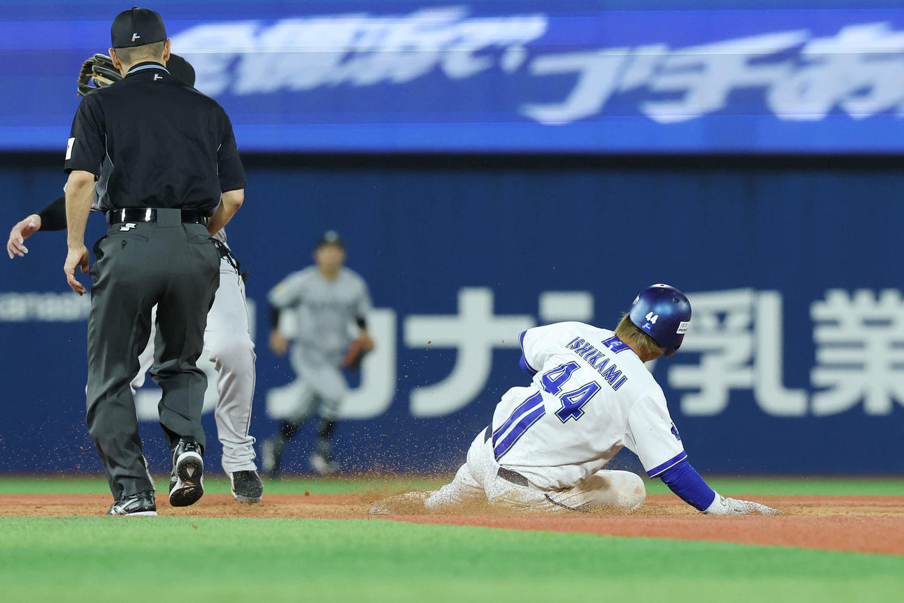 DeNA対巨人　11回裏DeNA2死一塁、二塁盗塁を決める石上（撮影・宮地輝）