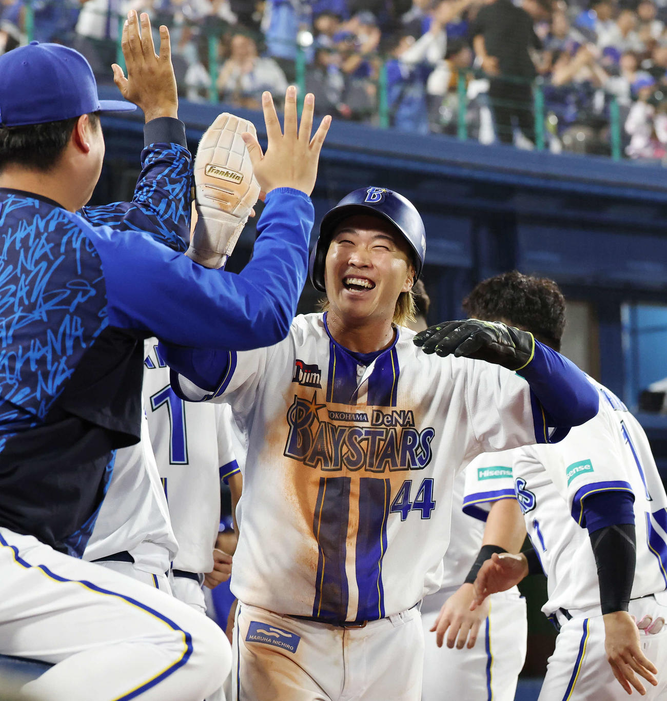 DeNA対巨人　11回裏DeNA2死二塁、林の左前適時打で生還しチームメートと喜ぶ石上（撮影・宮地輝）