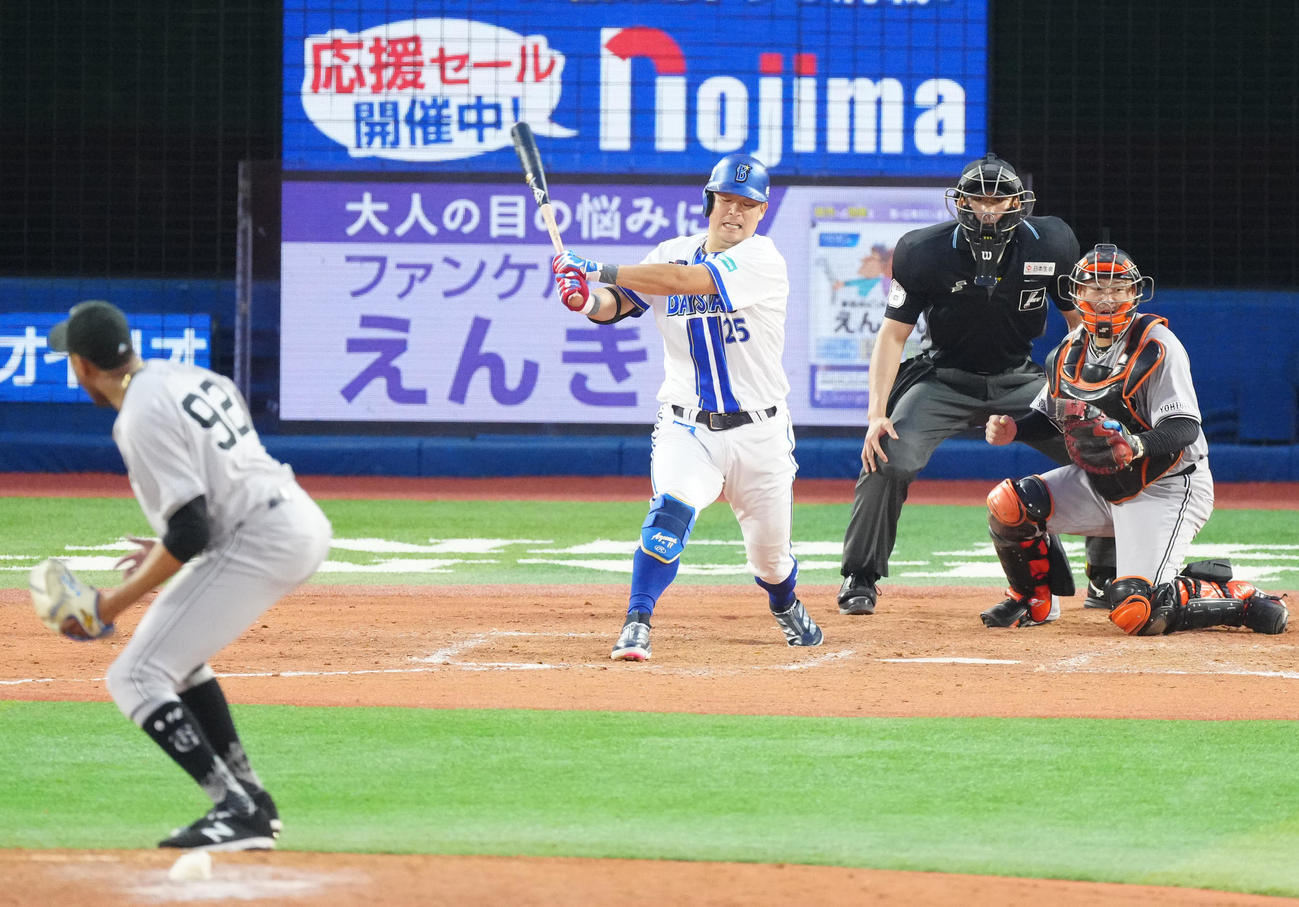 DeNA対巨人　8回裏DeNA1死一、三塁、空振り三振に倒れる筒香。投手マルティネス（撮影・江口和貴）