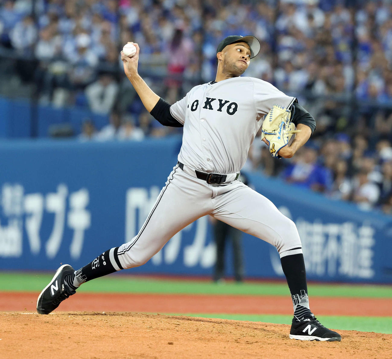 DeNA対巨人　8回裏DeNA1死一、三塁の場面で登板したマルティネス（撮影・浅見桂子）