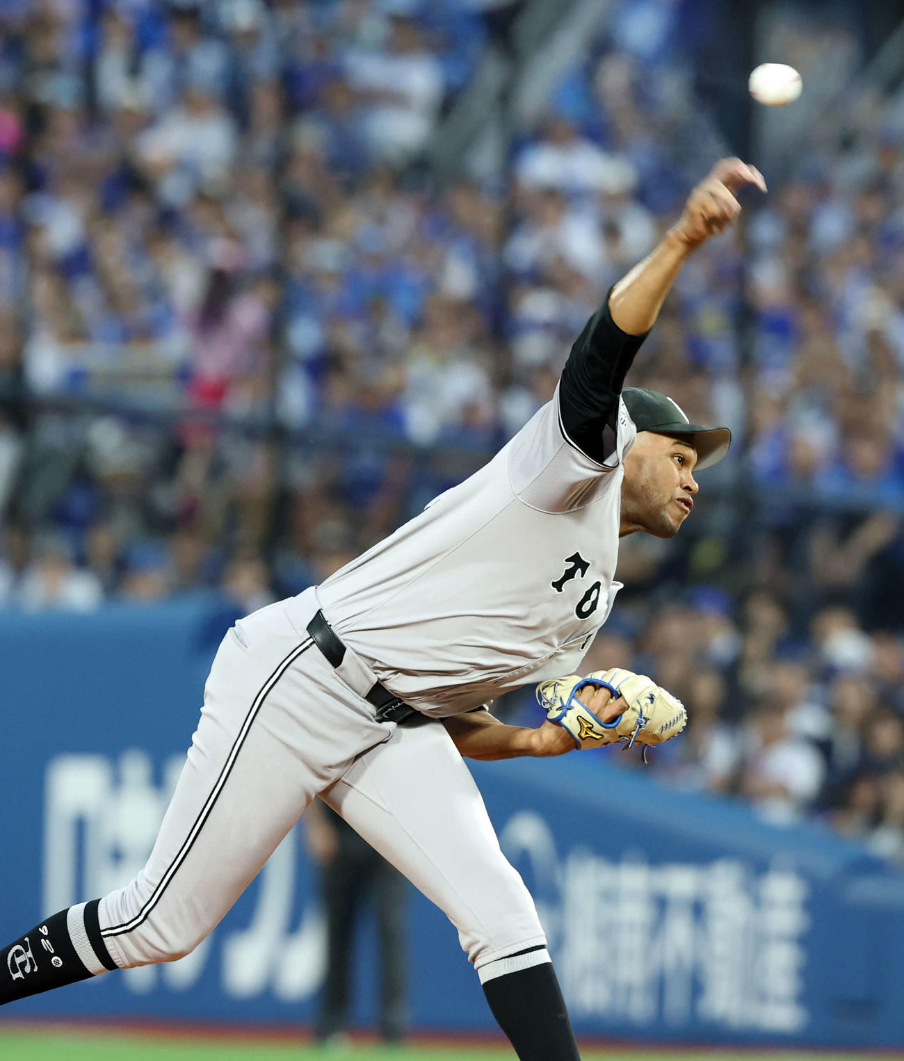 DeNA対巨人　8回裏DeNA1死一、三塁の場面で登板したマルティネス（撮影・浅見桂子）