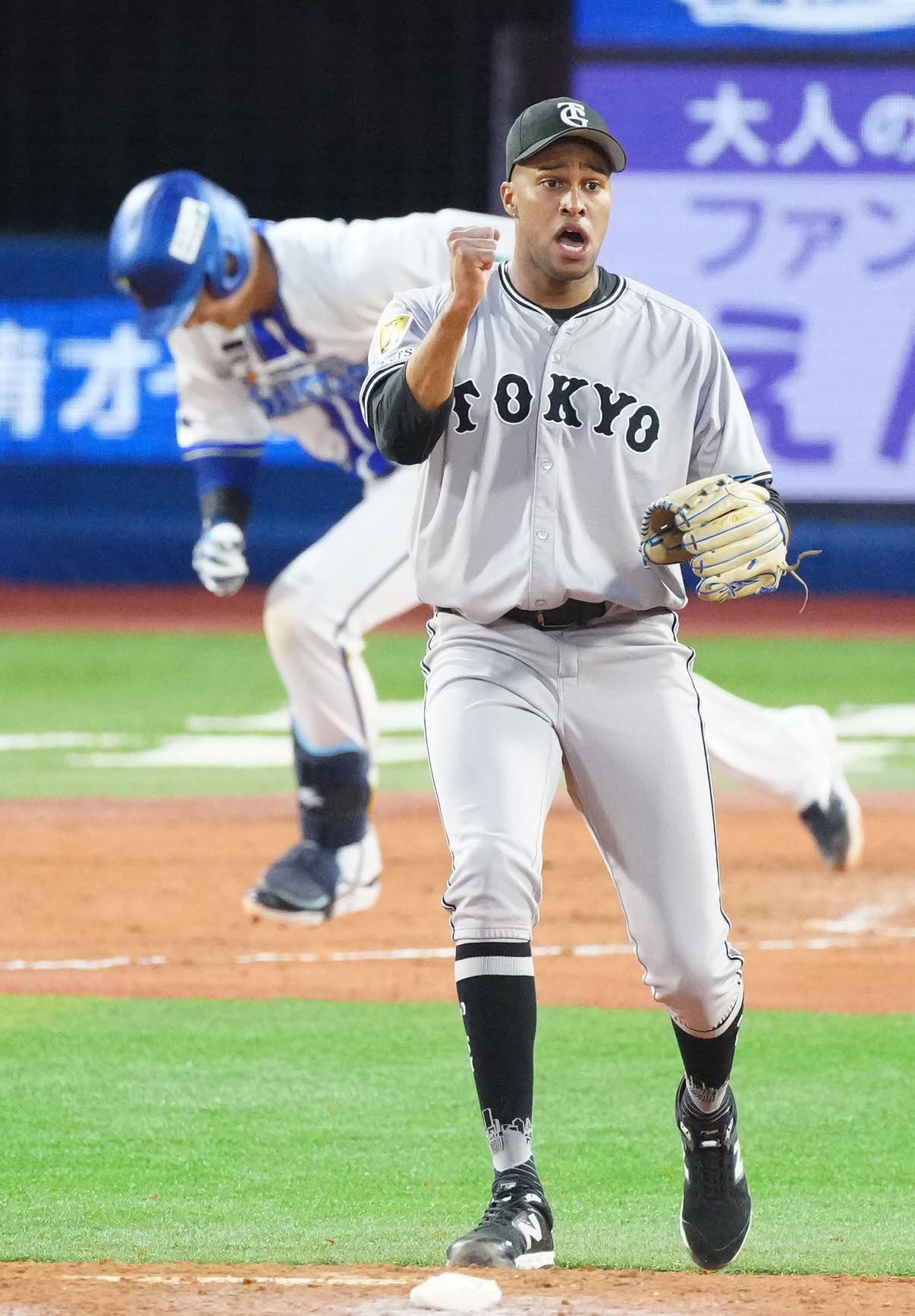 DeNA対巨人　8回裏DeNA2死満塁、山本（後方）を遊ゴロに仕留め、ガッツポーズを見せるマルティネス（撮影・江口和貴）