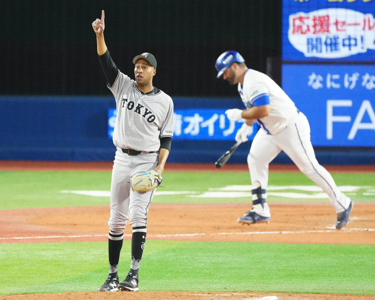 DeNA対巨人　9回裏DeNA2死、代打フォード（右）を中飛に仕留めるマルティネス（撮影・江口和貴）