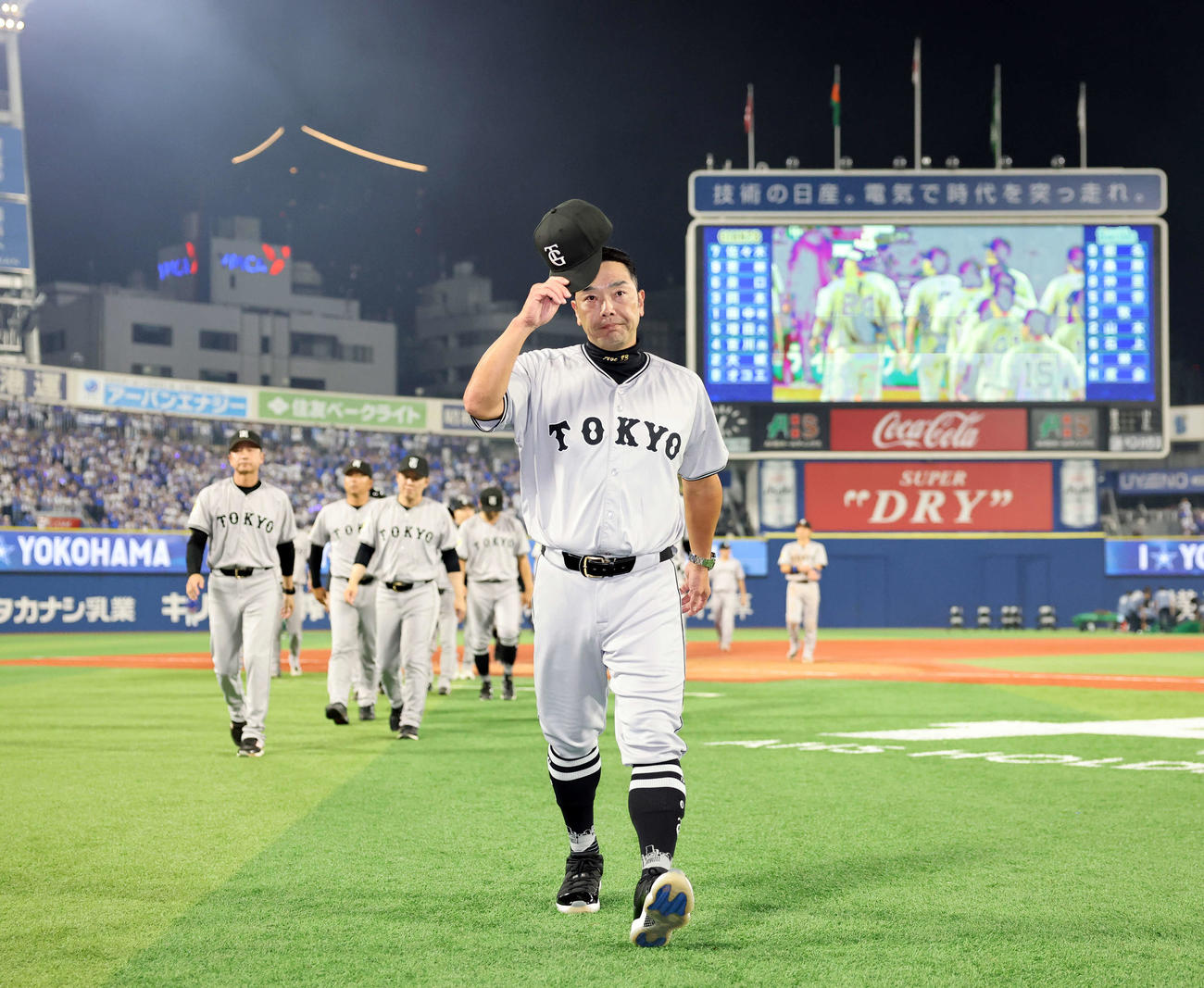 DeNA対巨人　2連敗でファイナル進出ならず、スタンドにあいさつして引き揚げる巨人阿部監督（中央）ら選手たち（撮影・浅見桂子）