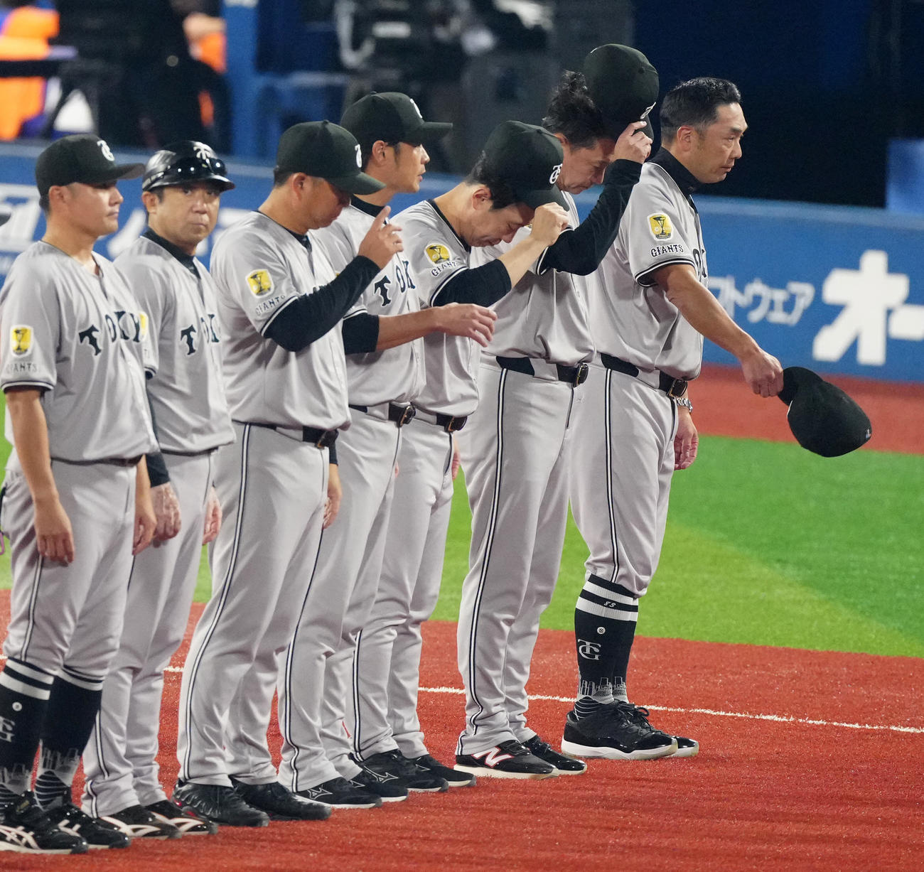 DeNA対巨人　試合後、巨人ファンにあいさつする巨人阿部監督（右端）ら（撮影・江口和貴）