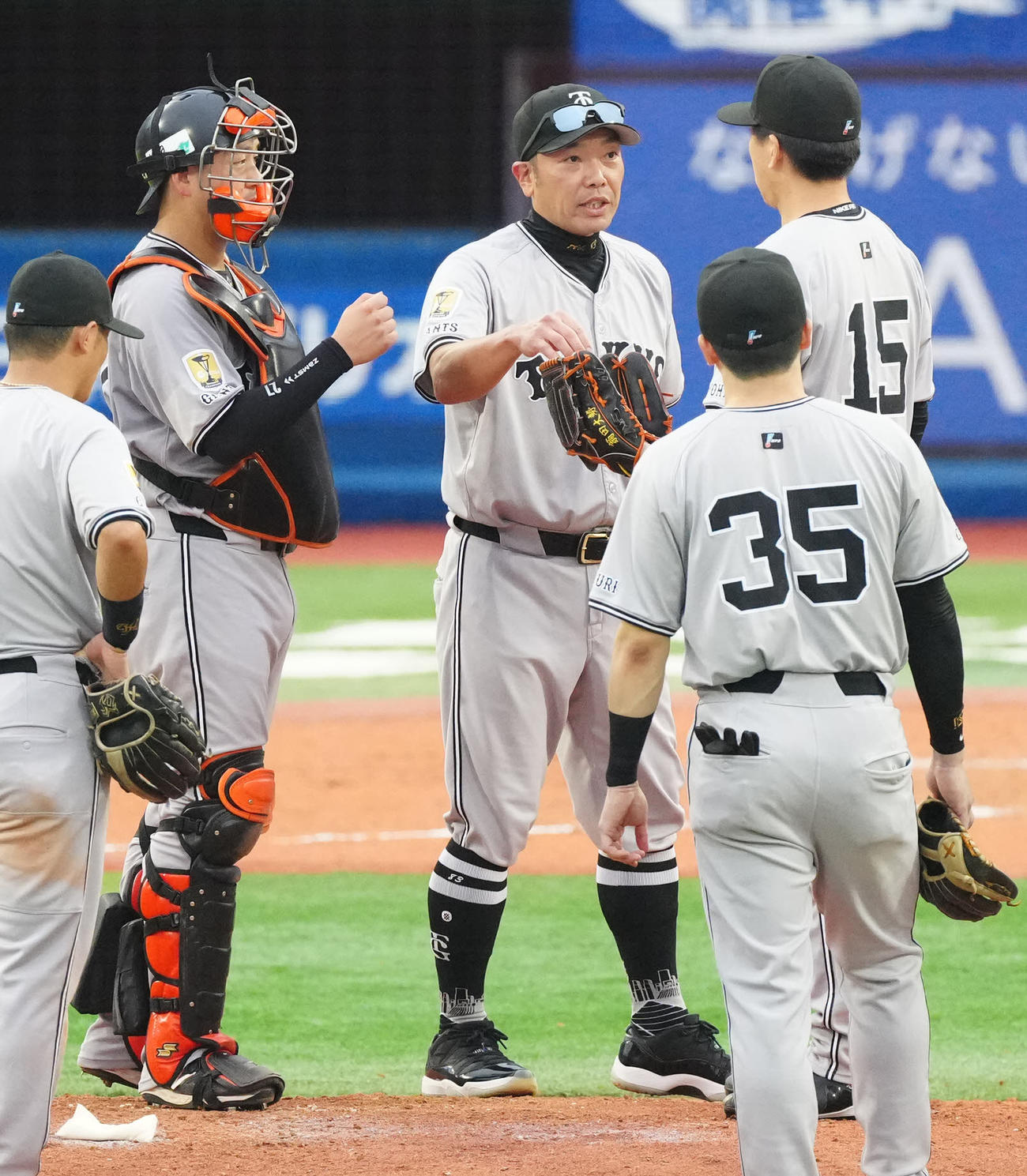 DeNA対巨人　7回裏途中、マウンドで巨人6番手の大勢にボールを渡す阿部監督（中央）（撮影・江口和貴）