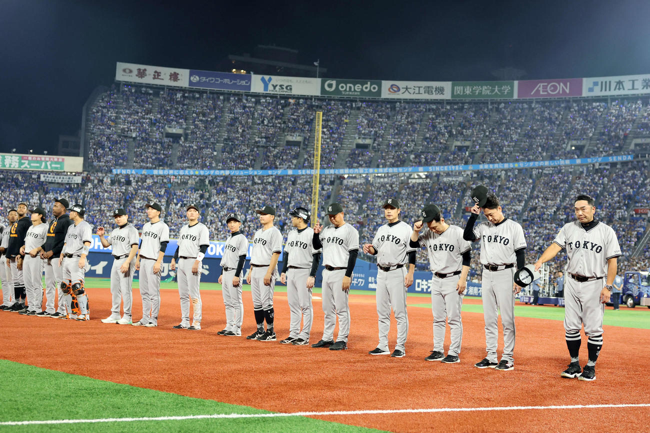 DeNA対巨人　2連敗でファイナル進出ならず、スタンドにあいさつする阿部監督（右）ら巨人の選手たち（撮影・浅見桂子）