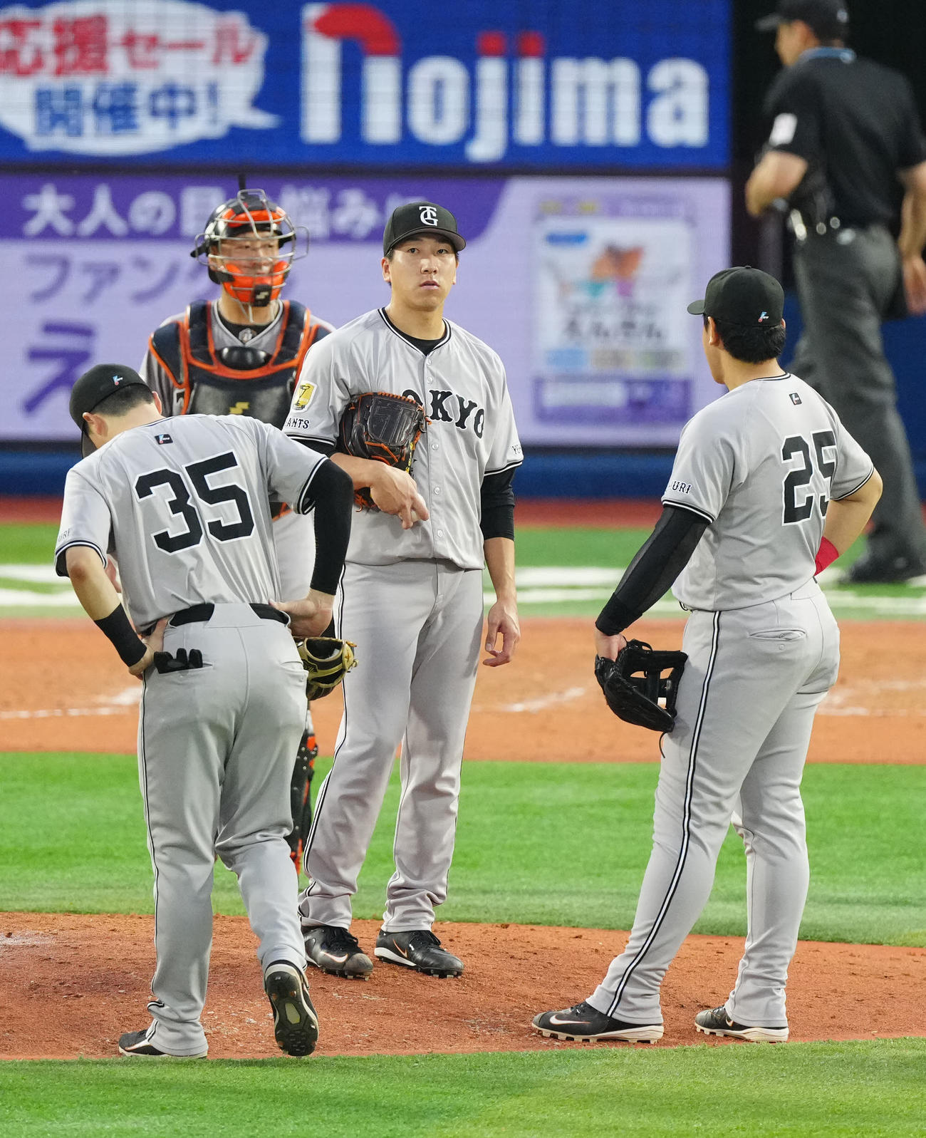 DeNA対巨人　8回裏途中で交代する巨人大勢（中央）（撮影・江口和貴）