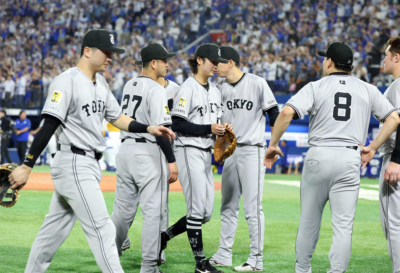 DeNA対巨人　11回裏DeNA2死一、三塁、蝦名にサヨナラ適時打を許した田中瑛（中央）はナインに迎えられ、がっくり引き揚げる（撮影・浅見桂子）
