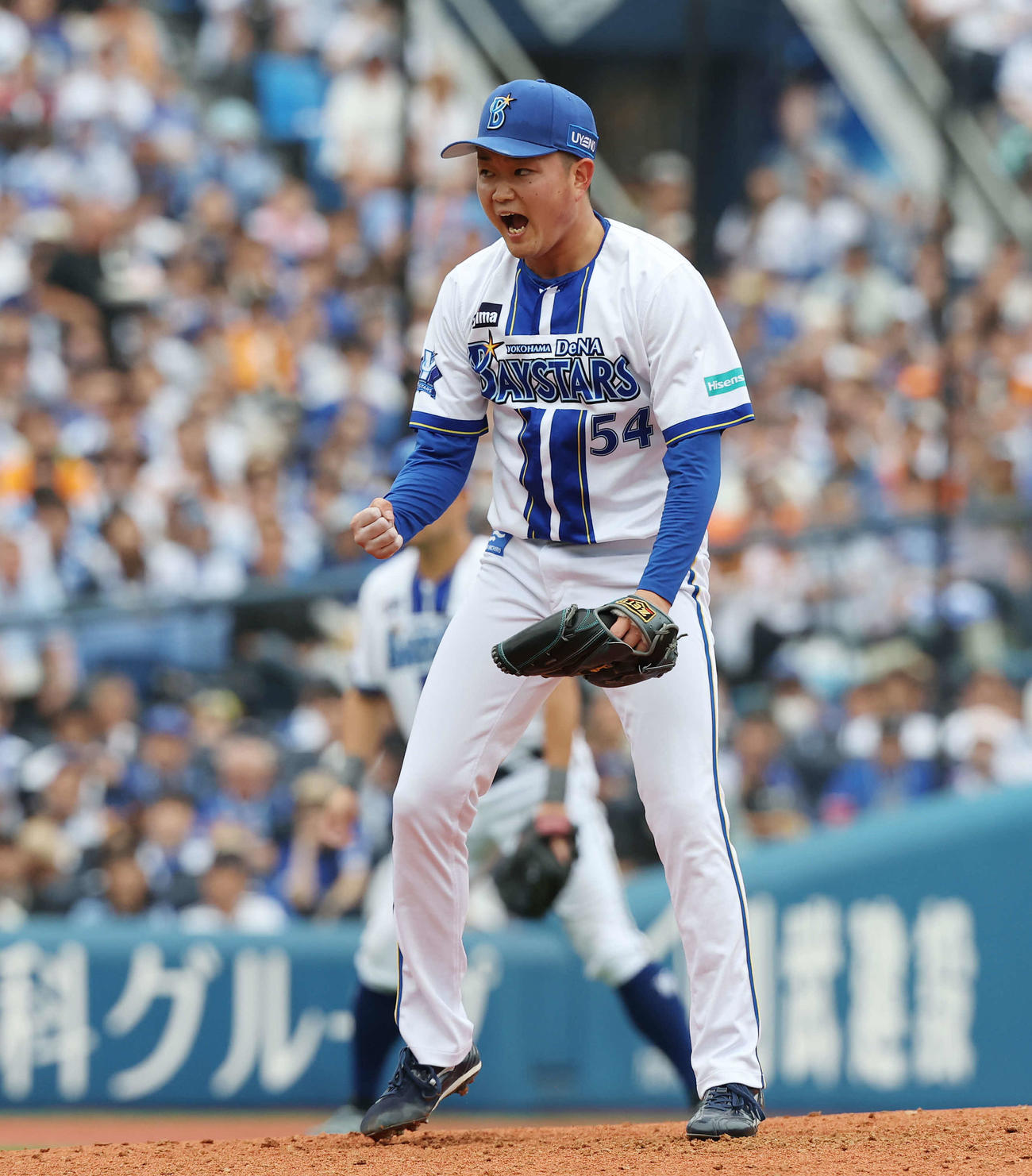 DeNA対巨人　5回表巨人無死、泉口から見逃し三振を奪いガッツポーズする石田裕（撮影・宮地輝）