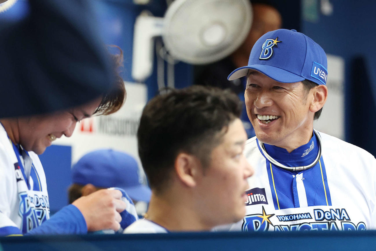 DeNA対巨人　DeNA石田裕（左）が5回表を無失点に抑え笑顔を見せる三浦監督（撮影・宮地輝）