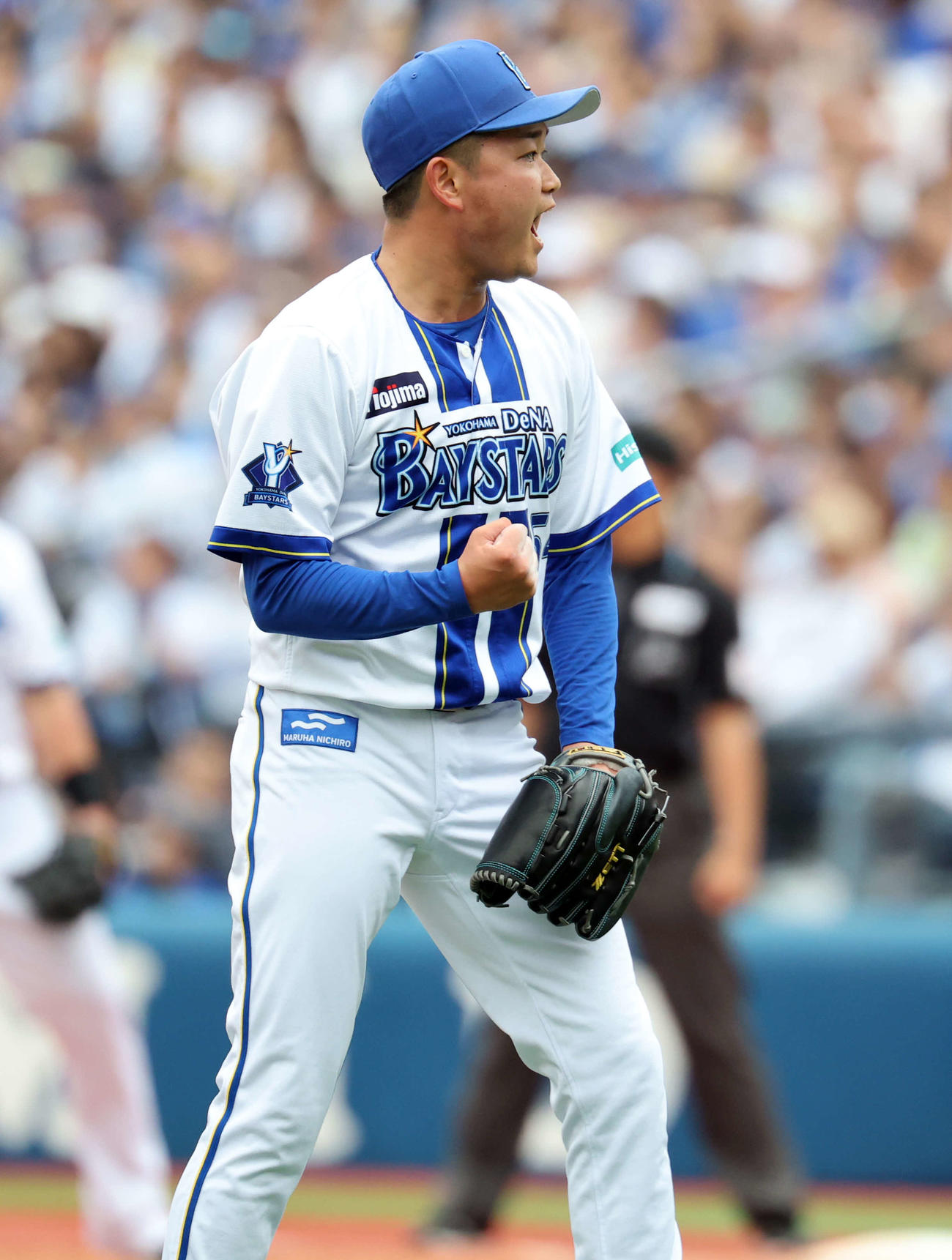 DeNA対巨人　5回表巨人2死一塁、中山を左飛に仕留めガッツポーズする石田裕（撮影・浅見桂子）