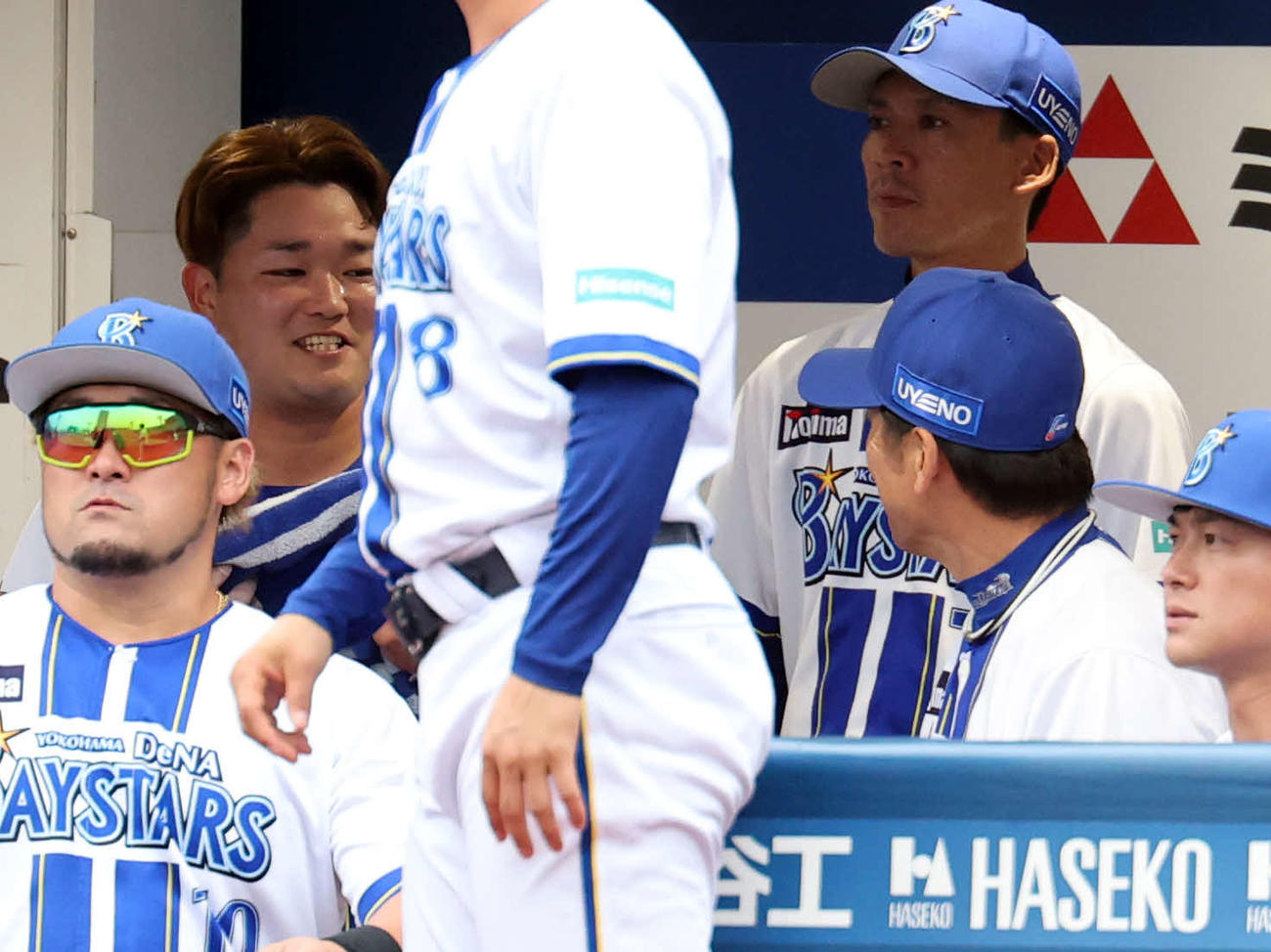 DeNA対巨人　5回表巨人の攻撃を抑えた石田裕（左）は三浦監督からねぎらわれ笑顔（撮影・浅見桂子）