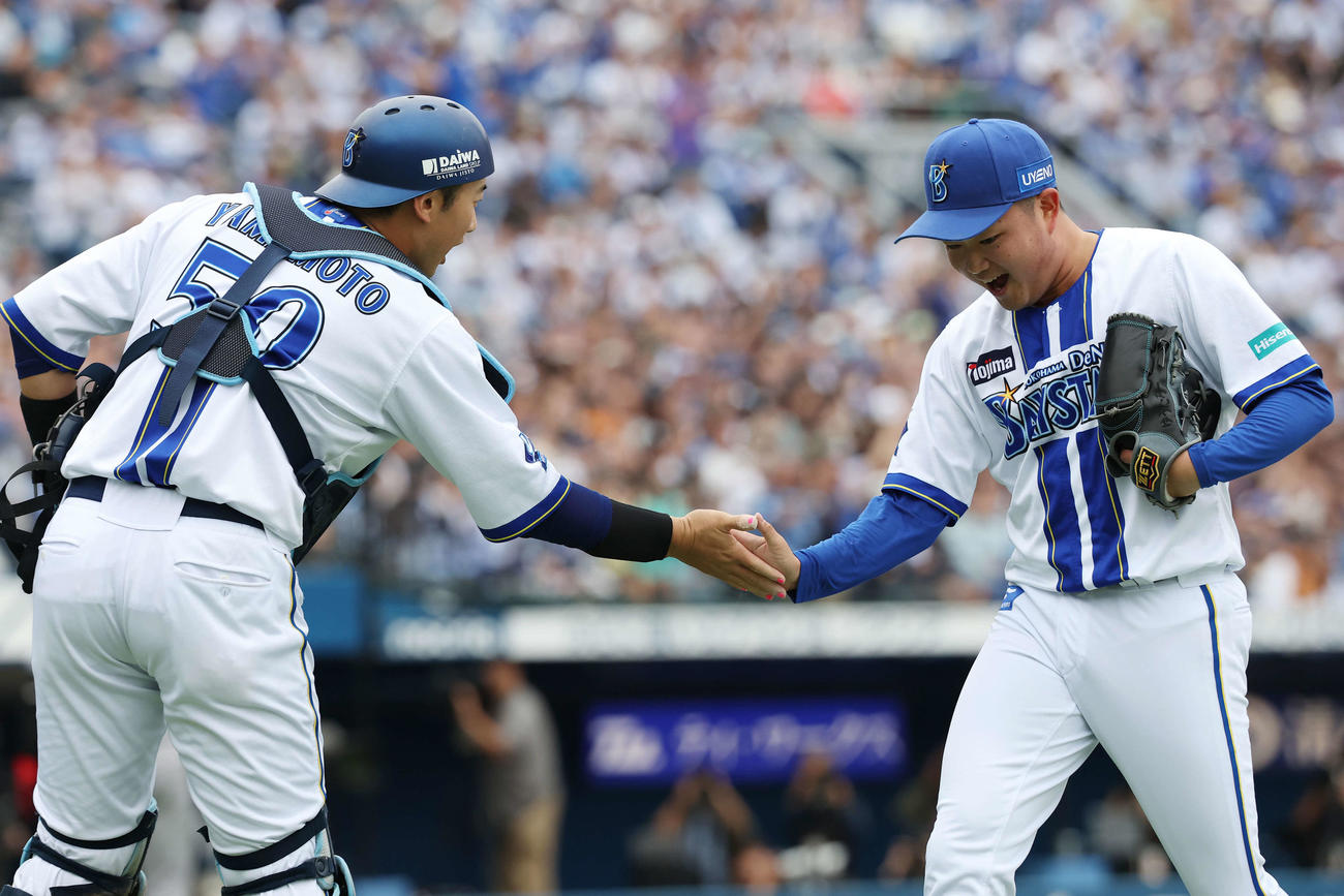DeNA対巨人　3回表を無失点に抑えDeNA山本（左）とタッチする石田裕（撮影・宮地輝）
