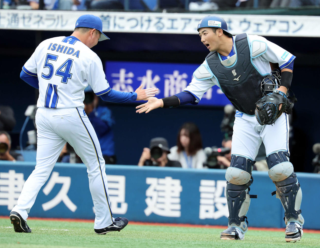 DeNA対巨人　3回表巨人1死一塁、リチャードの空振りで、吉川の二塁盗塁も阻止し併殺にした山本（右）は石田裕とハイタッチ（撮影・浅見桂子）