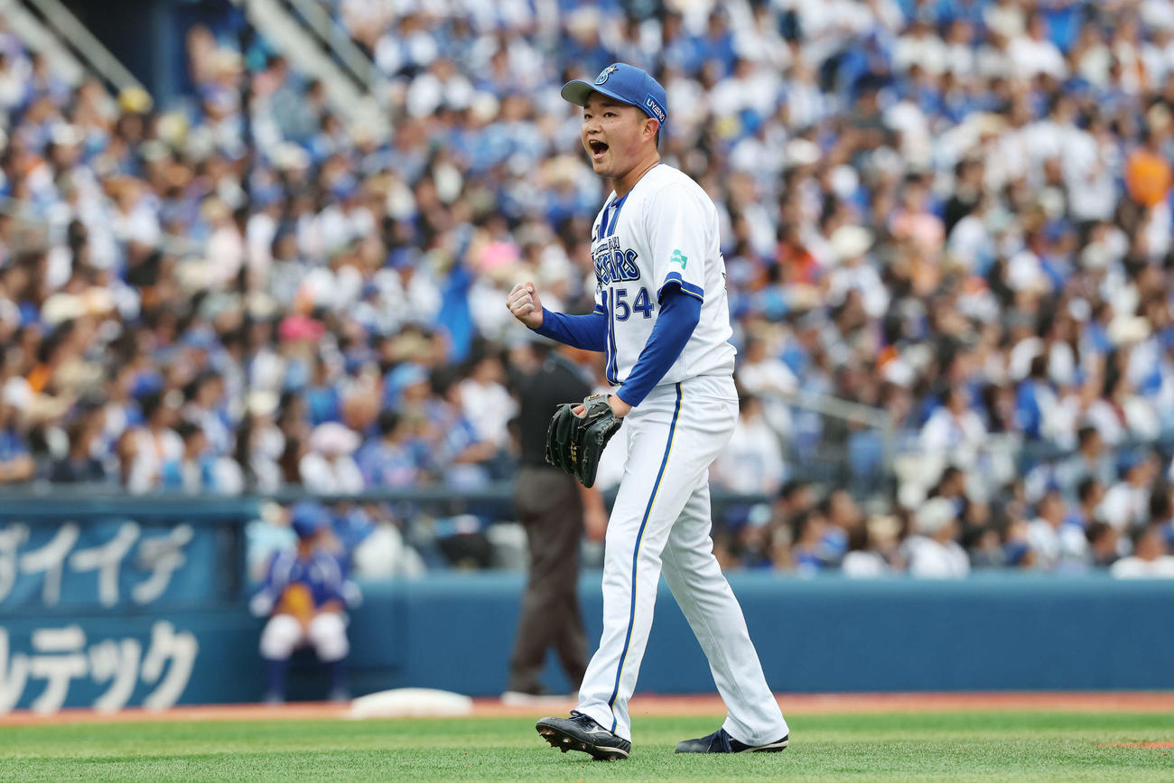 DeNA対巨人　5回表を無失点に抑えガッツポーズするDeNA石田裕（撮影・宮地輝）