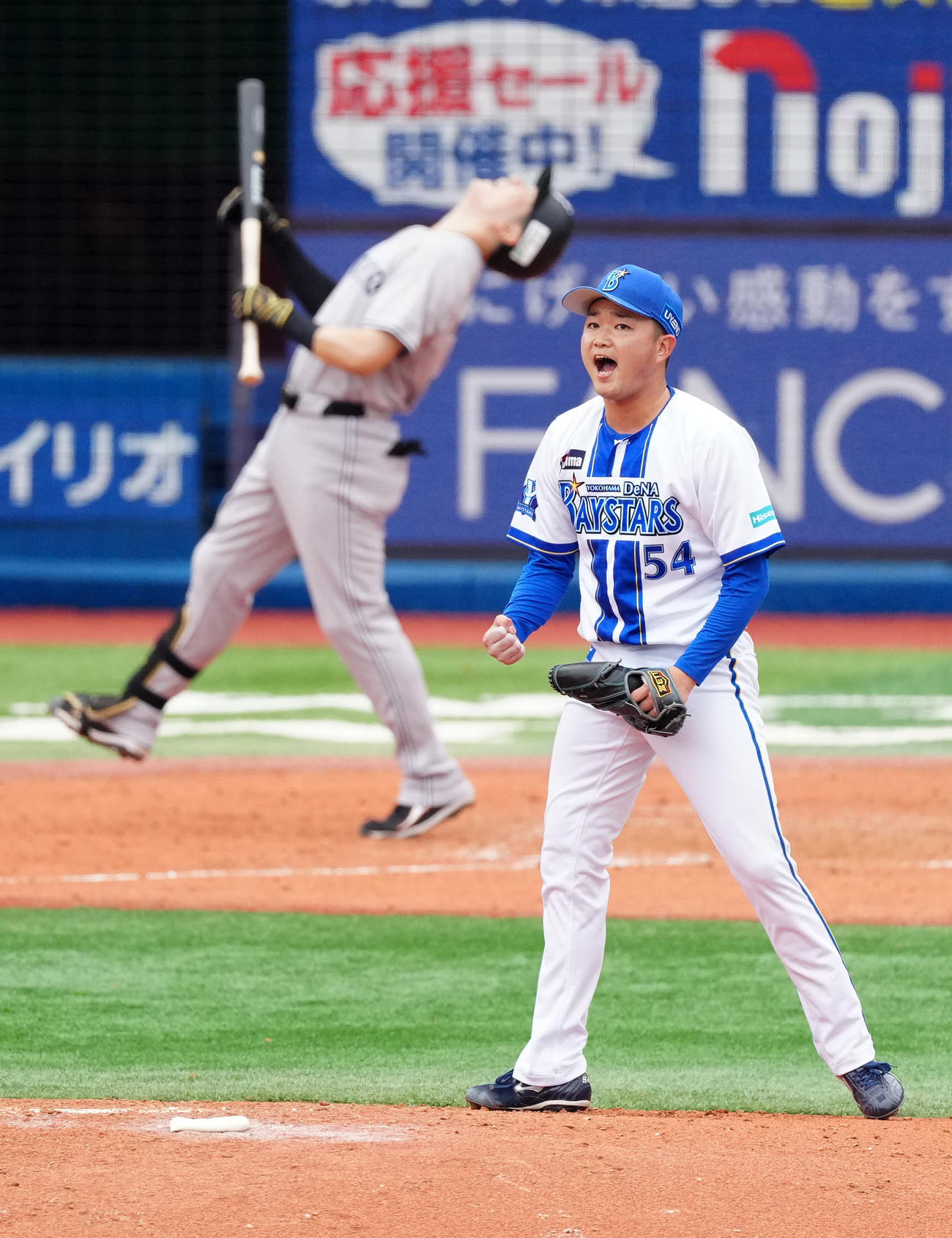 DeNA対巨人　5回表巨人無死、泉口（後方）から見逃しの三振を奪い、ガッツポーズを見せる石田裕（撮影・江口和貴）