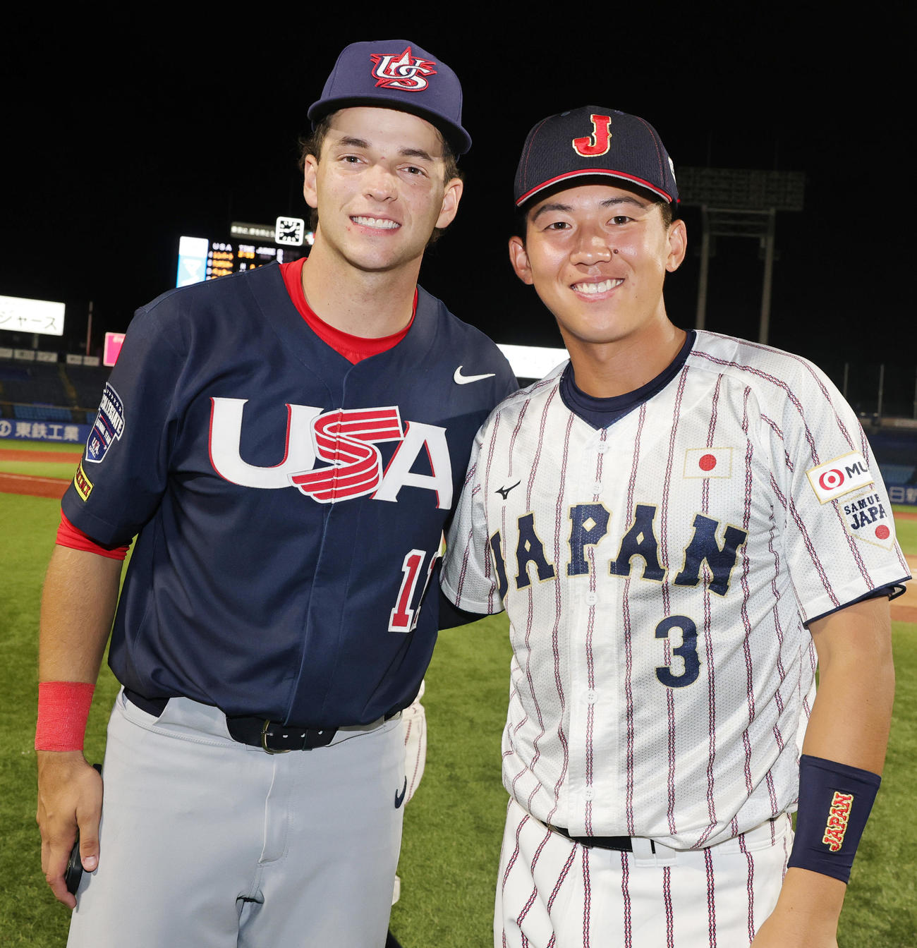 日米大学野球の試合後に記念撮影する米国のチョロウスキー（左）と日本・立石（2025年7月）