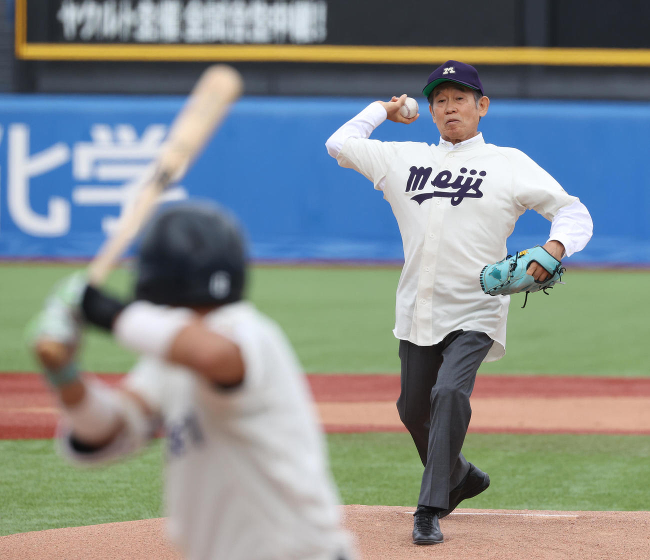 法大対明大　始球式を務めた明大OBの鹿取義隆氏（撮影・柴田隆二）