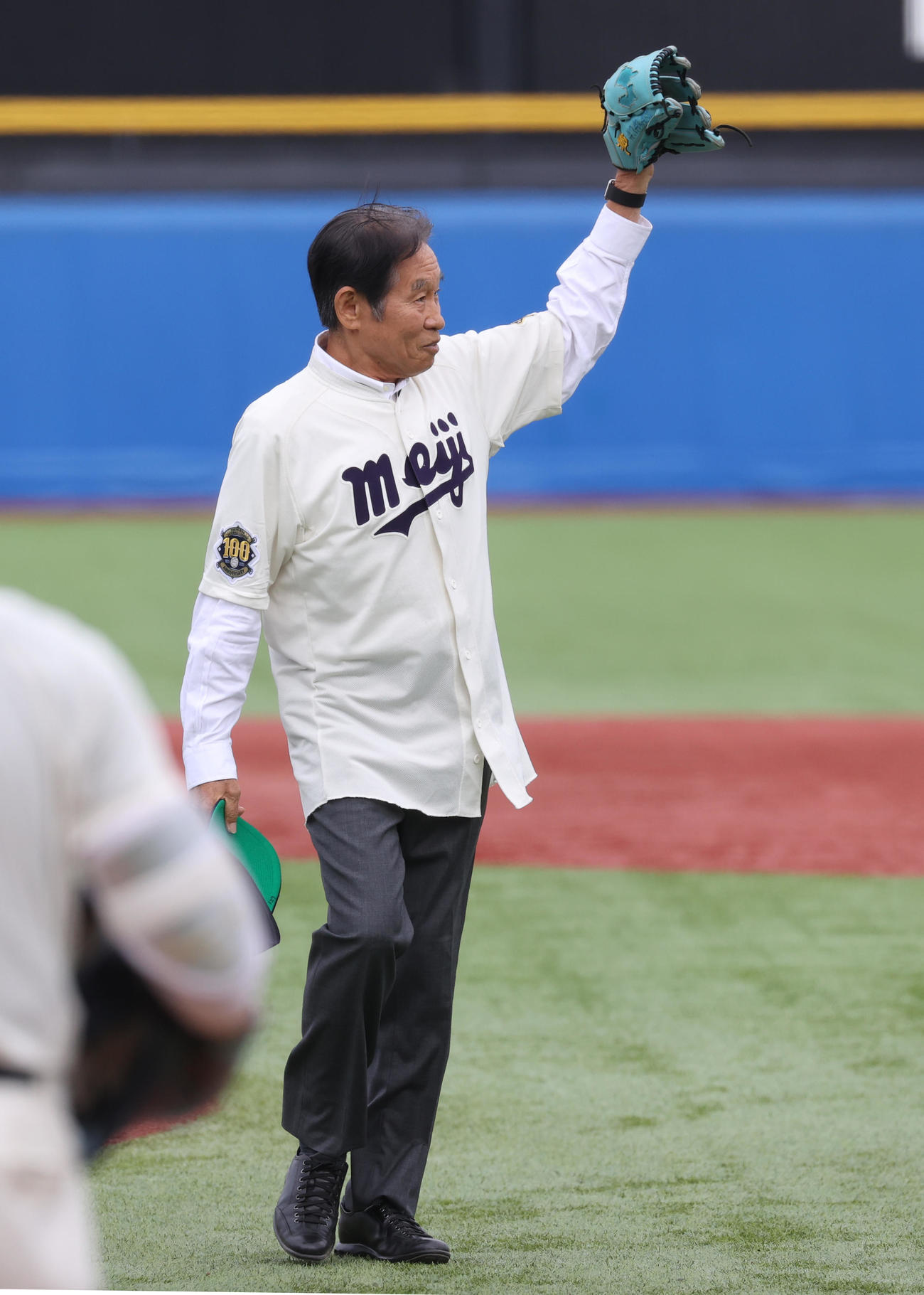 法大対明大　始球式を務めた明大OBの鹿取義隆氏（撮影・柴田隆二）