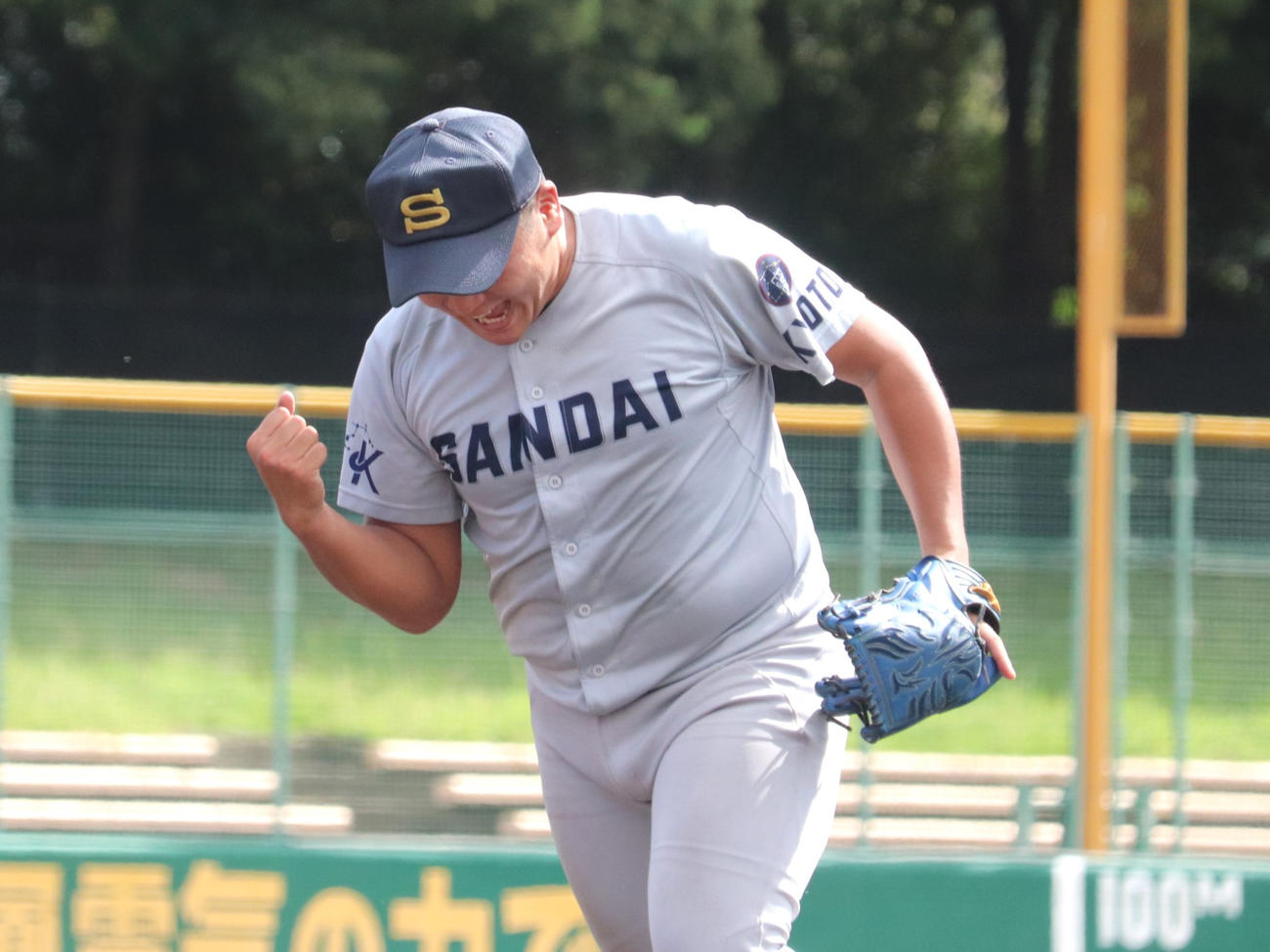 大商大対京産大3回戦　4回2死一、三塁で投ゴロに打ち取り、ガッツポーズでほえた京産大の先発・二宮（撮影・中島麗）