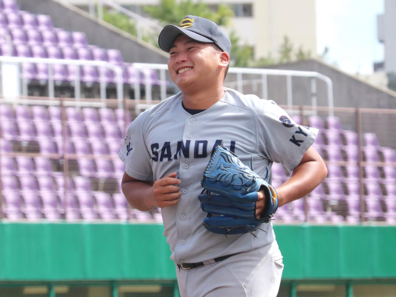 大商大対京産大3回戦　4回2死一、三塁で投ゴロに打ち取り、笑みを浮かべる京産大の先発・二宮（撮影・中島麗）