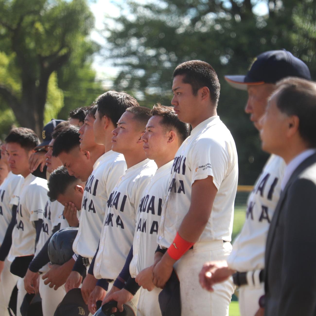 大商大対京産大3回戦　「2番DH」で先発出場した、大商大・蜷川（写真右から5番目）（撮影・中島麗）