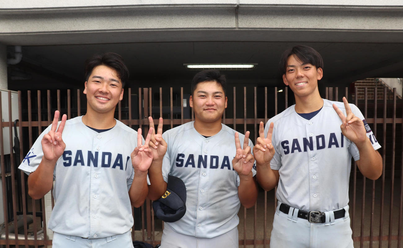 大商大対京産大3回戦　先発した京産大・二宮（写真中央）を囲む、同期でプロ志望の田村（写真左）と由上（撮影・中島麗）