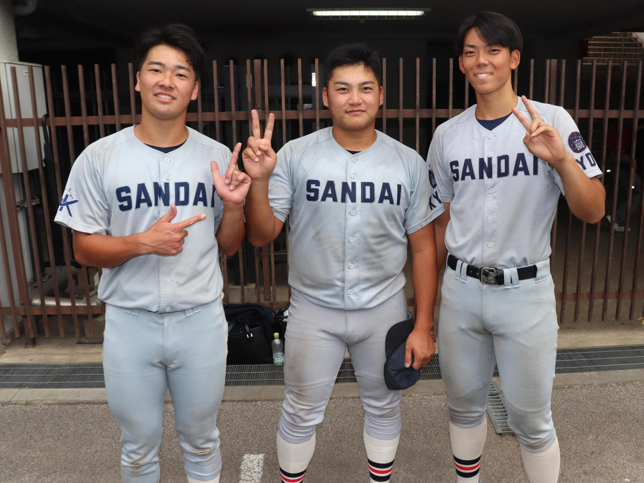 大商大対京産大3回戦　先発した京産大・二宮（写真中央）を囲む、同期でプロ志望の田村（写真左）と由上（撮影・中島麗）