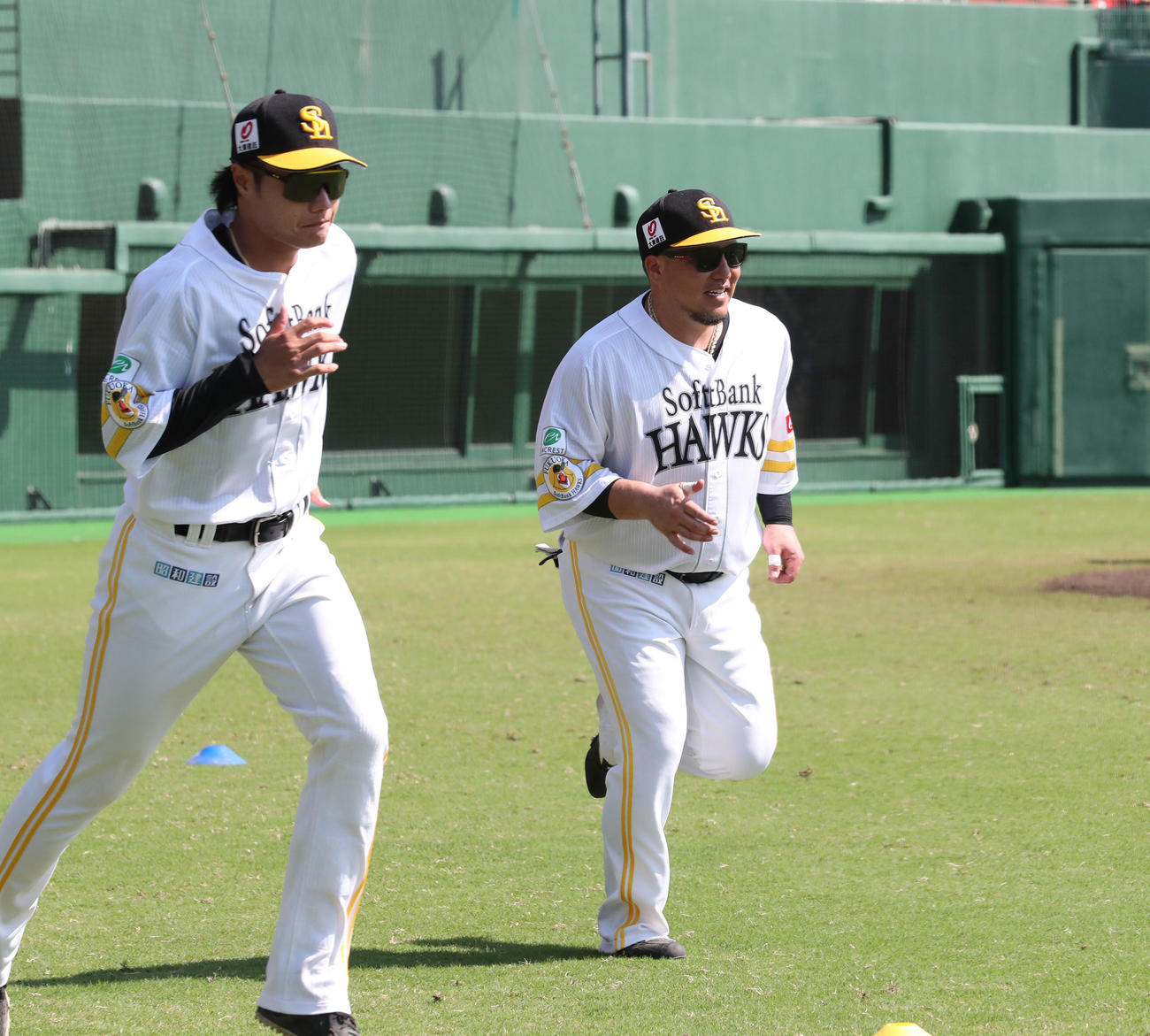 ソフトバンク対斗山ベアーズ　試合前に軽く体を動かすソフトバンク山川（撮影・梅根麻紀）