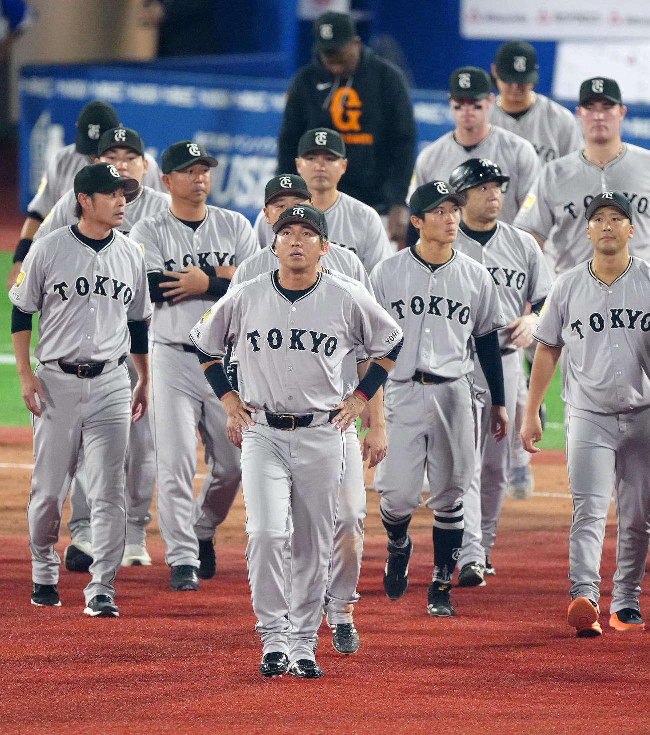 12日のDeNA戦後、ファンにあいさつへ向かう長野（中央）ら巨人の選手たち
