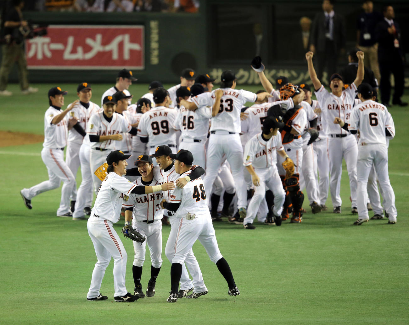 2013年9月22日、優勝を喜ぶ手前左から長野久義、松本哲也、高橋由伸、矢野謙次ら外野陣