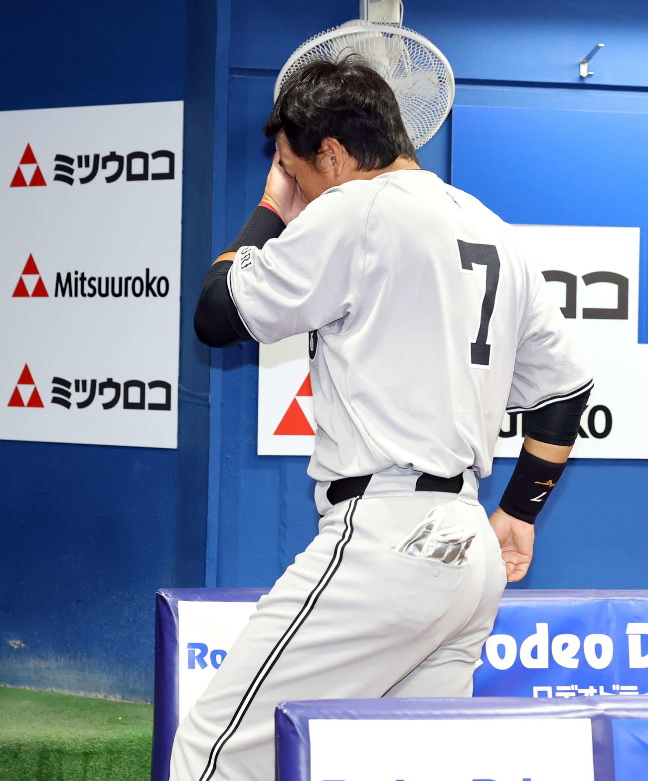 12日、ポストシーズン敗退が決まり、引き揚げる巨人長野