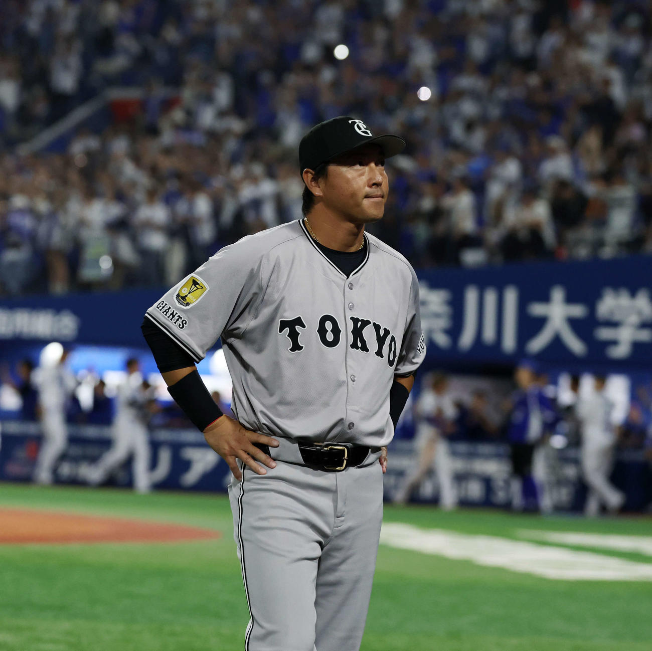 12日、ポストシーズン敗退が決まり、スタンドを見つめる巨人長野