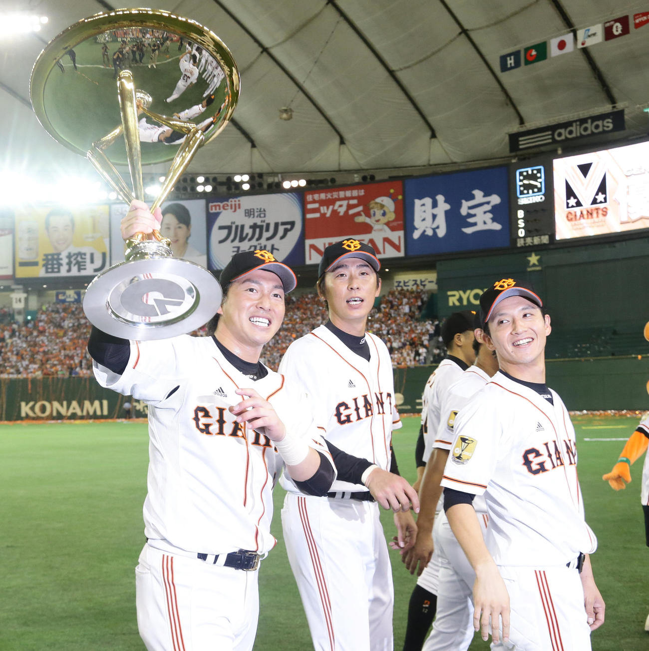 2013年9月22日、セ・リーグ優勝の優勝杯を持ち、場内一周する左から長野久義、加藤健、松本哲也
