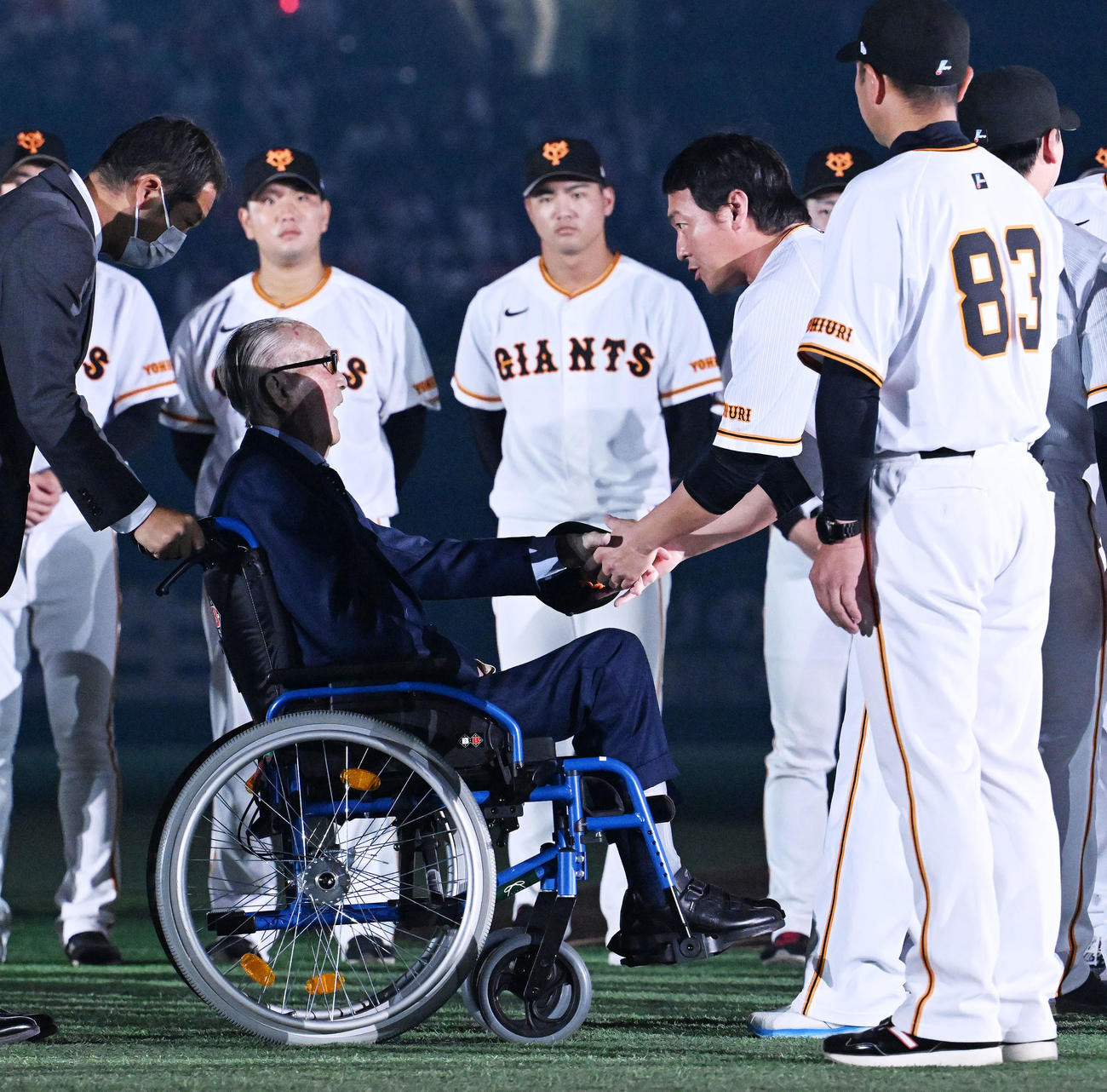2023年11月23日、ジャイアンツ・ファンフェスタにサプライズで登場した長嶋茂雄巨人終身名誉監督（中左）と握手を交わす長野久義