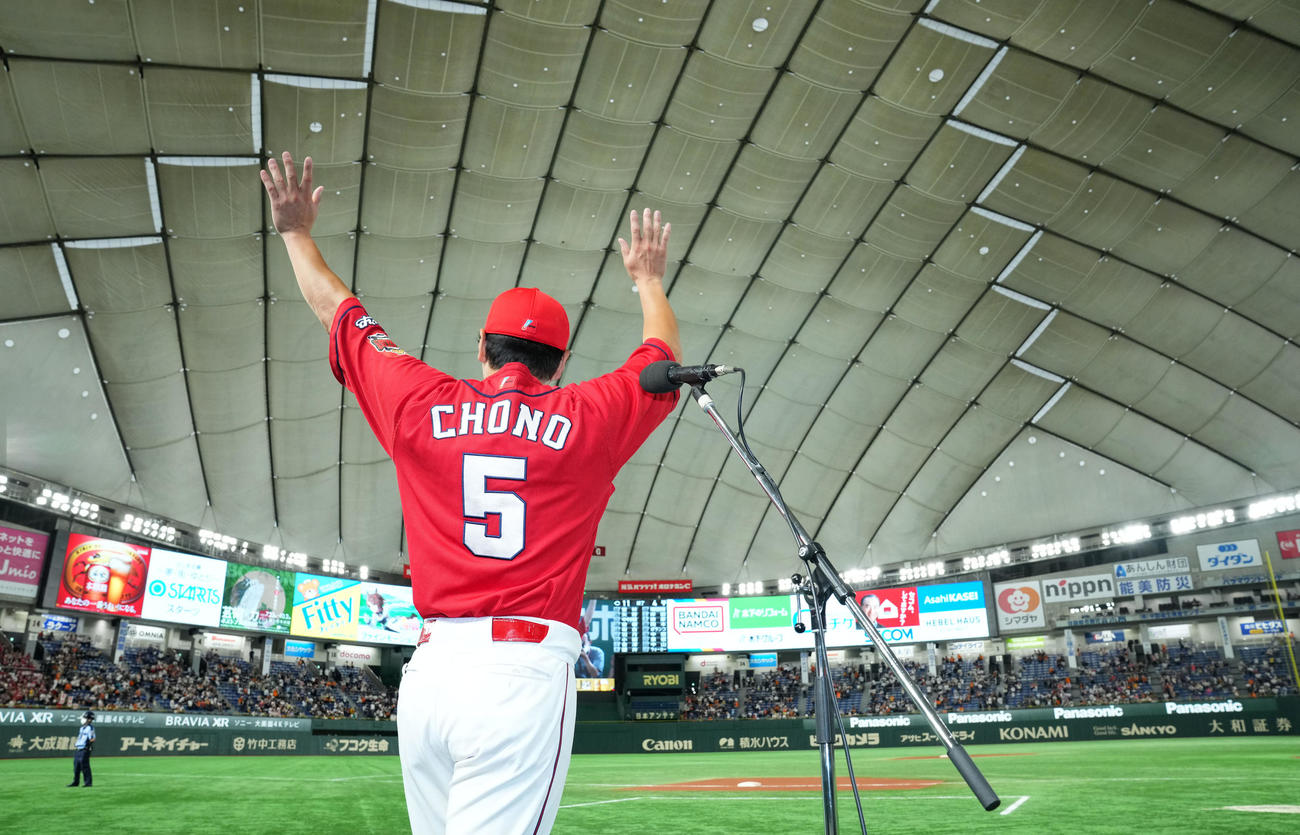 2022年7月16日、ヒーローインタビューを終え声援に応える広島長野久義