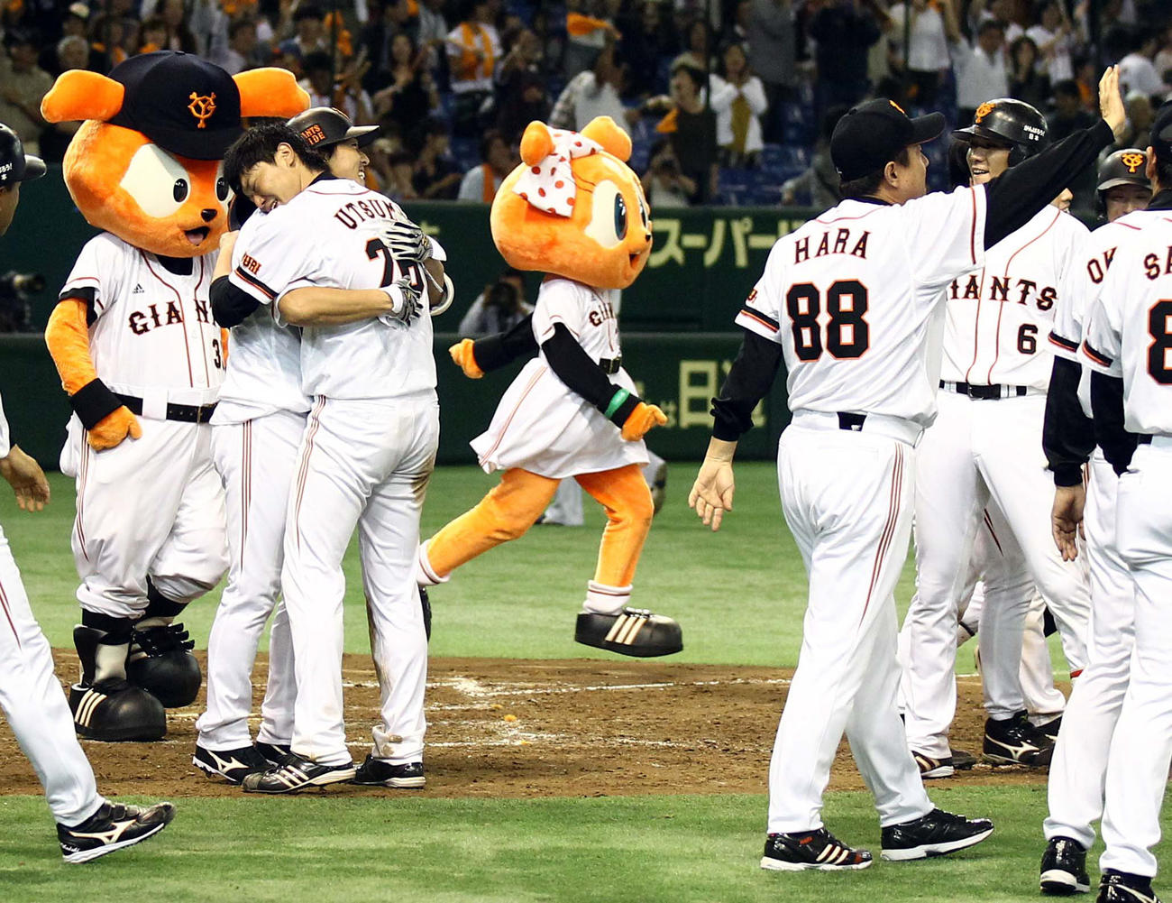 2011年10月22日、サヨナラ満塁本塁打を放った長野久義に抱きつく内海哲也