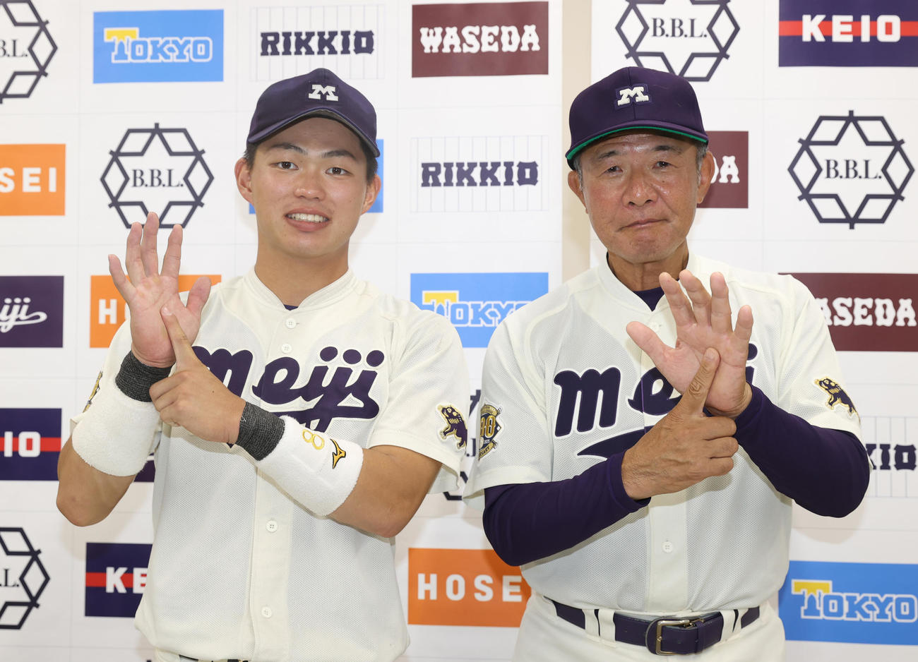 法大対明大　6連勝のポーズする明大・榊原（左）と戸塚監督（撮影・柴田隆二）