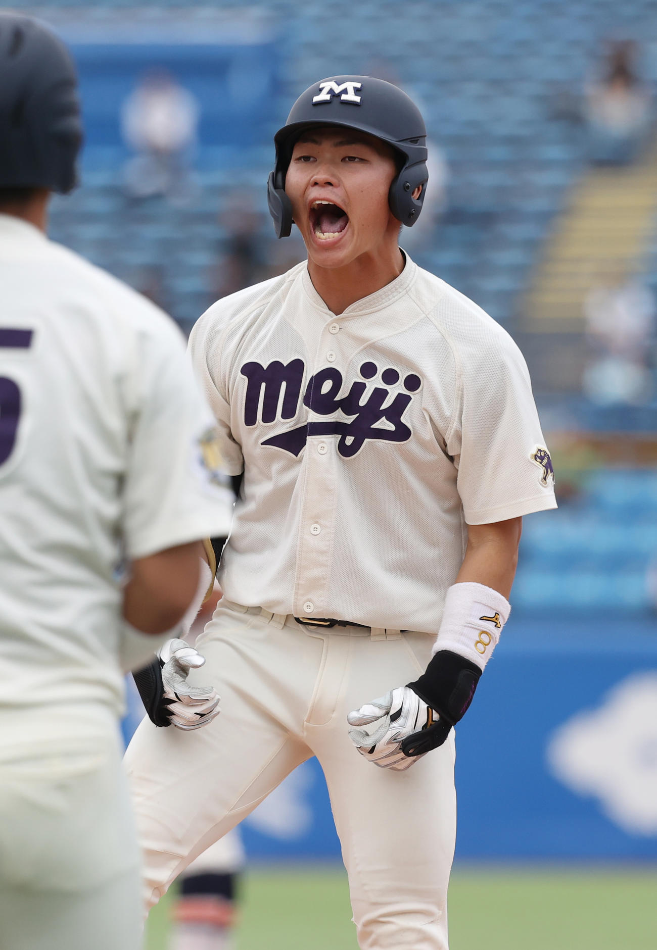 法大対明大　8回裏明大2死一、三塁、榊原は一塁適時内野安打を放ち雄たけびを上げる（撮影・柴田隆二）