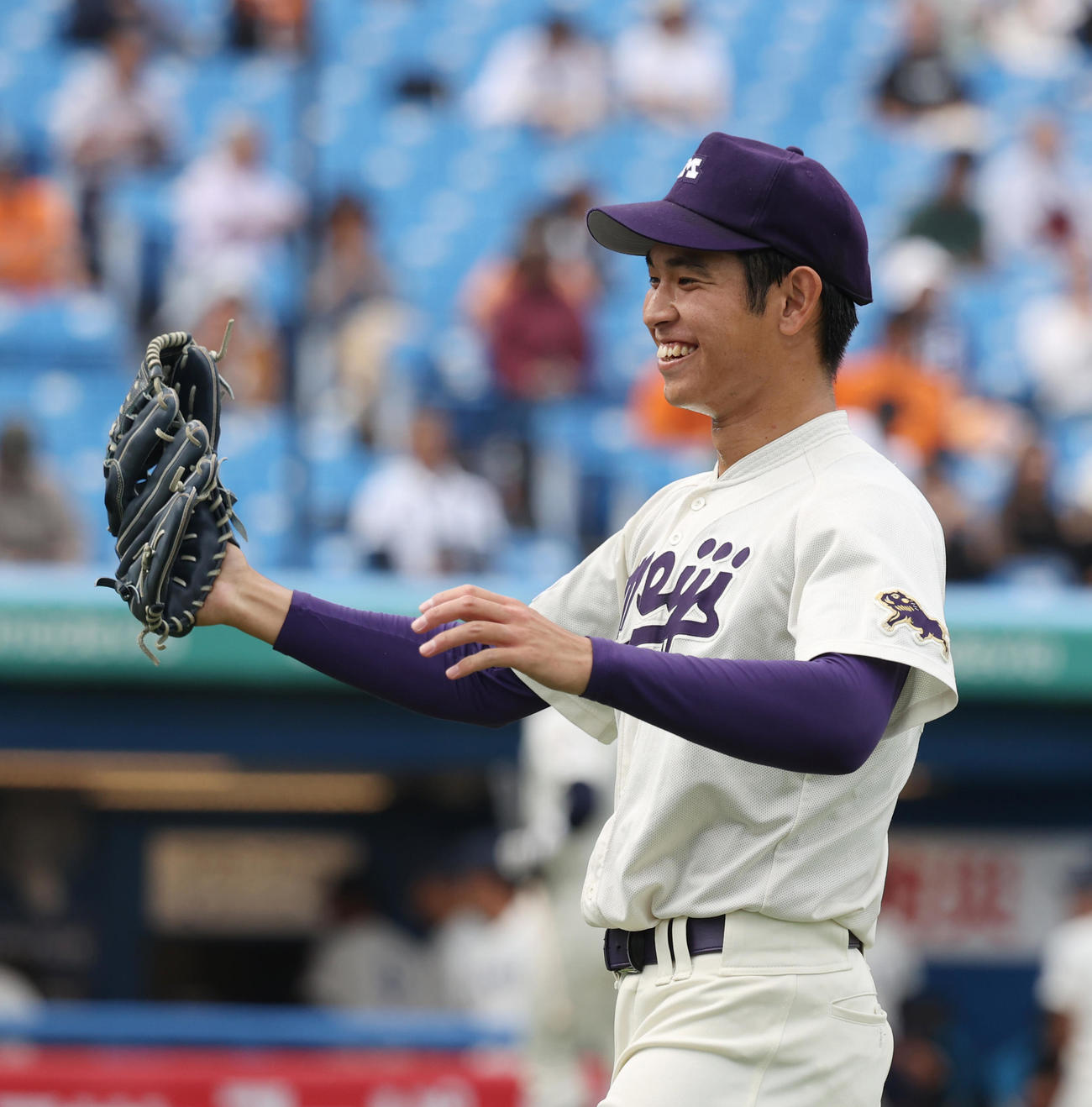 法大対明大　6回から登板した明大・久野は笑顔を見せる（撮影・柴田隆二）