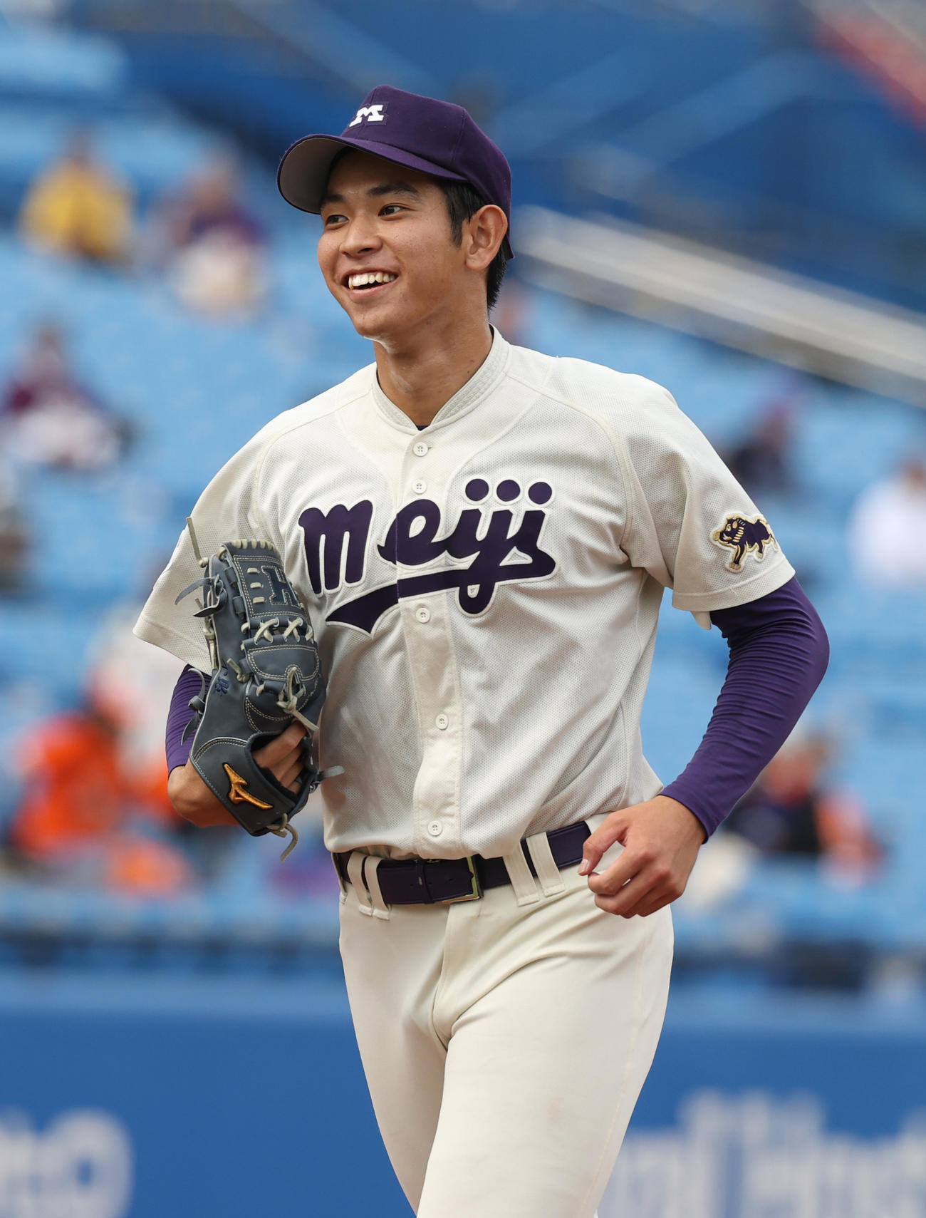 法大対明大　6回から登板した明大・久野は笑顔を見せる（撮影・柴田隆二）